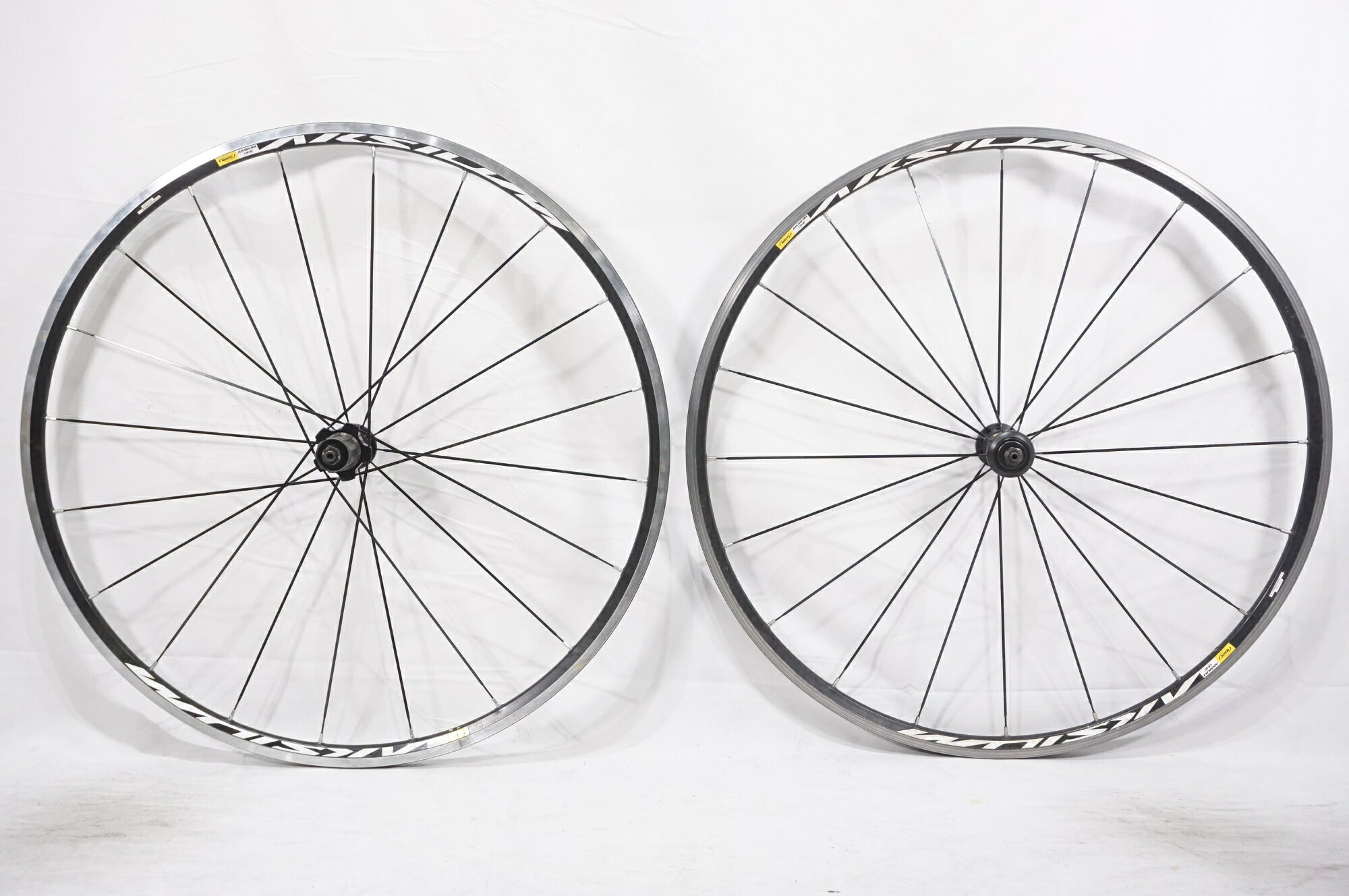 ■商品情報 サイズ：700C リム幅：15C リムタイプ：クリンチャー フリータイプ：SHIMANO 11s ブレーキタイプ：リム 重量F：約750g（写真の状態での実測値） 重量R：約950g（写真の状態での実測値） エンド幅：F100mm/R130mm ■状態 ・デカールにヨゴレ、シミがございます。 ・スポークに塗装剥がれや一部サビあり ・リムの摩耗やキズがございます。 ■付属品 ※画像に掲載している物で全てでございます。 ※画像にないものは欠品となりますためご注意ください。 ※掲載画像以外にもキズや汚れはございますが、写真の掲載可能枚数の都合上、目立つ箇所を優先的に抜粋しております。 ■注意事項【在庫について】 在庫管理は細心の注意を払い行なっておりますが、システムの都合により在庫有と表記の商品につきましても、実在庫の反映との時間差により在庫が無い場合がございます。弊社はそれに伴う全てにおいて一切の責任は負いかねます事、何卒ご了承くださいませ。ご注文頂きました商品のご用意が出来かねました場合は、お電話とメールにてキャンセルご承諾お願いのご連絡をさせて頂きます。【掲載画像について】撮影方法やお客様の閲覧環境により、実際の商品とは違った色の見え方となる場合がございます。上記理由による返品、変更、キャンセルは一切お受け致しかねますまたシステム等の不備により、商品ページに別商品が含まれている、別カラー・仕様が掲載されている、商品情報に誤表記がある場合がございますご不明点がございましたら必ずご注文前にお問い合わせくださいませ。