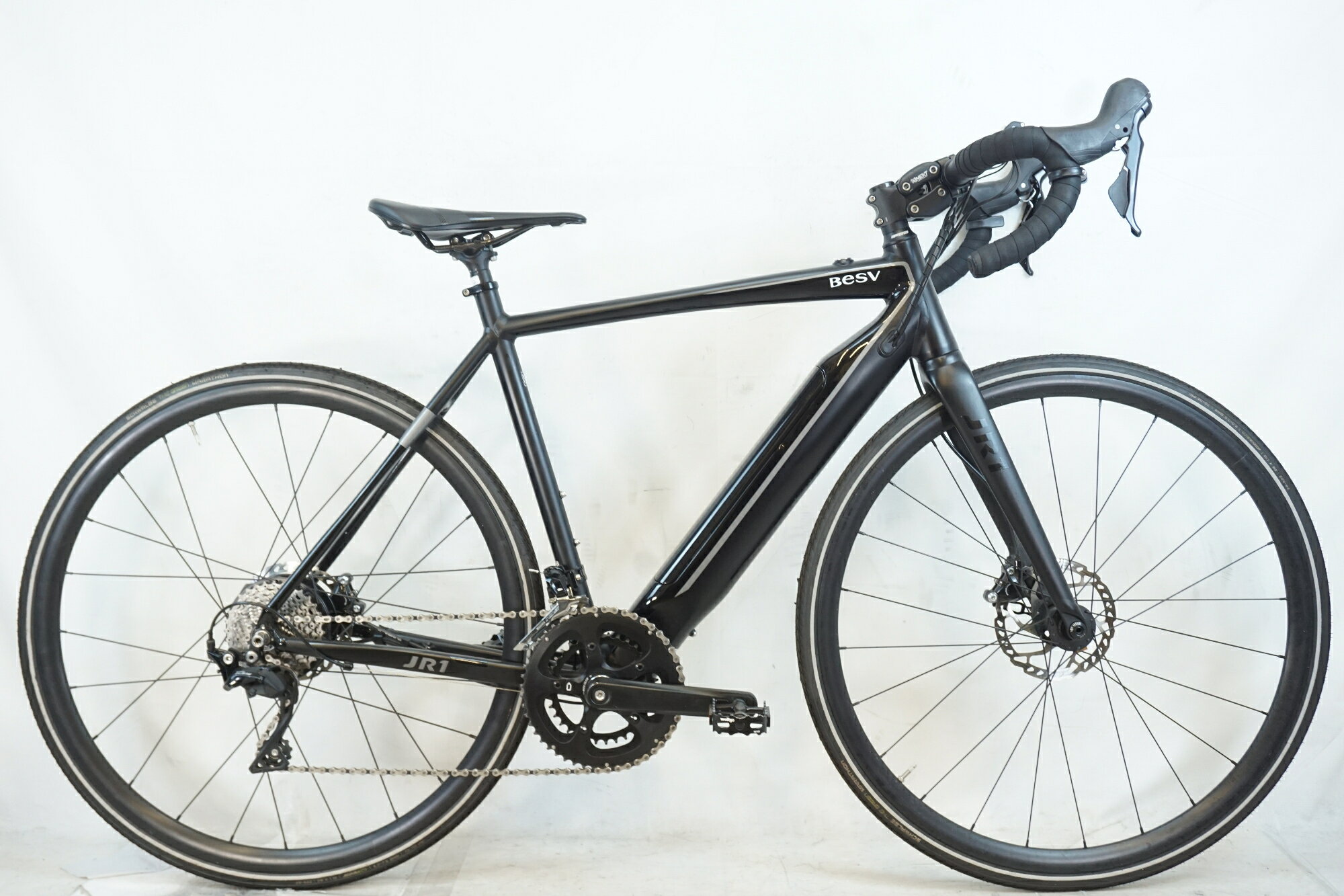 ■商品情報 メーカーサイズ:M シートチューブ(C-T): 530mm トップチューブ(C-C):530mm(ホリゾンタル換算) 変速段数:2×11 タイヤサイズ:700c x 25c バッテリー容量:7Ah 補助走行距離:約115km(エコモード) 充電時間:約3時間30分 適応身長:170cm以上(目安) ■バッテリー状態(あくまでも目安の数値となります。) 総充電回数(目安):不明 学習容量(目安):不明 ■付属品 カギ:1本 充電器:あり 取扱説明書:なし その他付属品:ペダル、スタンド、追加バッテリー、バッテリーバッグ ■状態 使用に伴うキズやヨゴレがございますが、比較的状態良好です。 BB下のボルトがネジ切不具合により入らなくなっております。 サドル、ステムが純正パーツより変更されております。■配送方法 ※アートセッティングデリバリー家財おまかせ便での配送となります。 ■注意事項【在庫について】 在庫管理は細心の注意を払い行なっておりますが、システムの都合により在庫有と表記の商品につきましても、実在庫の反映との時間差により在庫が無い場合がございます。弊社はそれに伴う全てにおいて一切の責任は負いかねます事、何卒ご了承くださいませ。ご注文頂きました商品のご用意が出来かねました場合は、お電話とメールにてキャンセルご承諾お願いのご連絡をさせて頂きます。【掲載画像について】撮影方法やお客様の閲覧環境により、実際の商品とは違った色の見え方となる場合がございます。上記理由による返品、変更、キャンセルは一切お受け致しかねますまたシステム等の不備により、商品ページに別商品が含まれている、別カラー・仕様が掲載されている、商品情報に誤表記がある場合がございますご不明点がございましたら必ずご注文前にお問い合わせくださいませ。