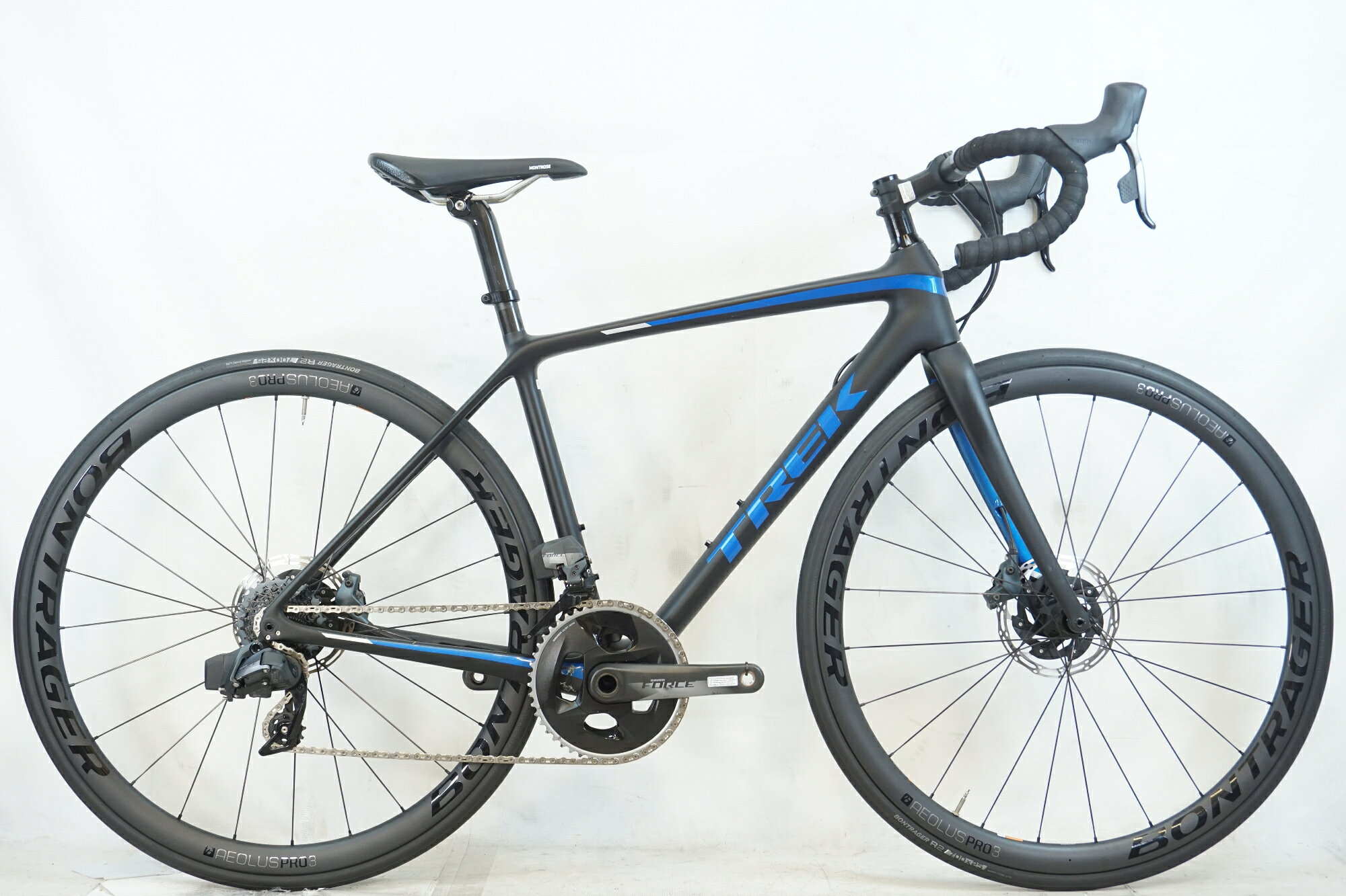 ■商品情報 メーカーサイズ:50 シートチューブ(C-T): 476mm トップチューブ(C-C):521mm(ホリゾンタル換算) 適応身長:161-166cm(目安) 重量:約7.89kg フレーム材質:カーボン フロントフォーク:カーボン レバー:SRAM FORCE ETAP AXS 12S フロントディレイラー:SRAM FORCE ETAP AXS 12S リアディレイラー:SRAM FORCE ETAP AXS 12S ブレーキ:SRAM FORCE ETAP AXS クランク:SRAM FORCE ETAP AXS 12S 48-35T 170mm スプロケット:SRAM FORCE XG-1270 10-28T シートポスト:純正 シートマストキャップ 専用 ハンドル:BONTRAGER ELITE 400mm ステム:BONTRAGER 80mm サドル:BONTRAGER MONTROSE ホイール:BONTRAGER AEOLUS PRO 3 タイヤ:700x25c 変速段数:2x12 付属品:SRAM バッテリー用充電器(ペダル付属なし) ■状態 使用に伴うキズやヨゴレがございますが、中古品としては比較的状態良好です。 トップチューブ、チェーンステー、フロントフォークにキズがございます。 金属部分にサビがございます。 ■注意事項【在庫について】 在庫管理は細心の注意を払い行なっておりますが、システムの都合により在庫有と表記の商品につきましても、実在庫の反映との時間差により在庫が無い場合がございます。弊社はそれに伴う全てにおいて一切の責任は負いかねます事、何卒ご了承くださいませ。ご注文頂きました商品のご用意が出来かねました場合は、お電話とメールにてキャンセルご承諾お願いのご連絡をさせて頂きます。【掲載画像について】撮影方法やお客様の閲覧環境により、実際の商品とは違った色の見え方となる場合がございます。上記理由による返品、変更、キャンセルは一切お受け致しかねますまたシステム等の不備により、商品ページに別商品が含まれている、別カラー・仕様が掲載されている、商品情報に誤表記がある場合がございますご不明点がございましたら必ずご注文前にお問い合わせくださいませ。