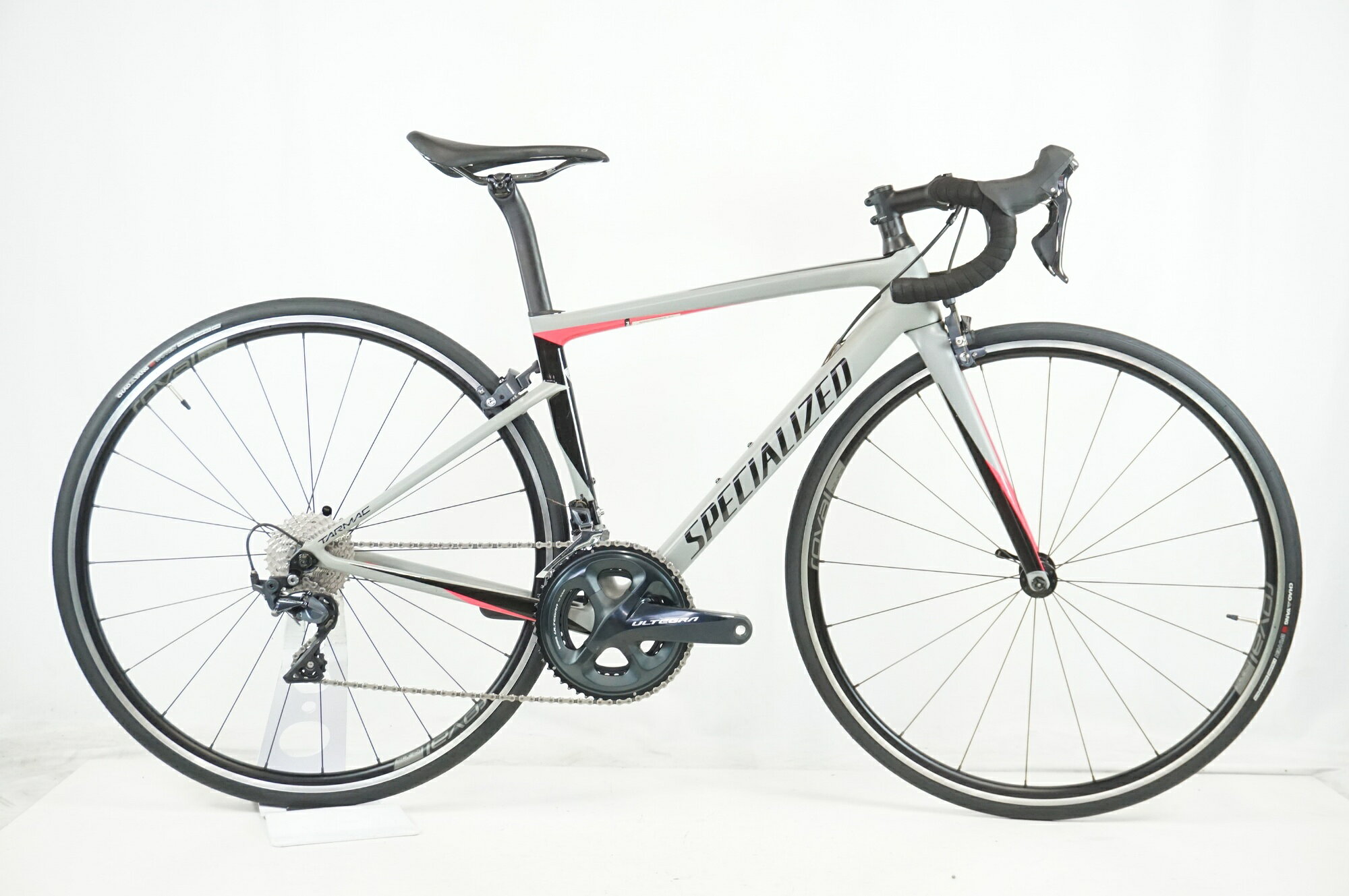 ■商品情報 メーカーサイズ:44 シートチューブ(C-T): 400mm トップチューブ(C-C):490mm(ホリゾンタル換算) 適応身長:147-157cm(目安) 重量:約7.4kg フレーム材質:カーボン フロントフォーク:カーボン レバー:SHIMANO ULTEGRA R8000 フロントディレイラー:SHIMANO ULTEGRA R8000 リアディレイラー:SHIMANO ULTEGRA R8000 ブレーキ:SHIMANO ULTEGRA R8000 クランク:SHIMANO ULTEGRA R8000 52-36T 165mm スプロケット:SHIMANO ULTEGRA R8000 11-30T シートポスト:純正 専用 ハンドル:純正 360mm ステム:純正 80mm サドル:純正 ホイール:純正 タイヤ:700x25C 変速段数:2x11 付属品:なし(ペダル付属なし) ■状態 ・整備済みの車体でございます。 ・使用に伴う傷等はございますが、各部動作良好な状態です。 ・サドル右後部に擦った跡がございます(一部破れ)。 ・シートポストにカット跡がございます。 ※掲載画像以外にもキズや汚れはございますが、写真の掲載可能枚数の都合上、目立つ箇所を優先的に抜粋しております。 ■注意事項【在庫について】 在庫管理は細心の注意を払い行なっておりますが、システムの都合により在庫有と表記の商品につきましても、実在庫の反映との時間差により在庫が無い場合がございます。弊社はそれに伴う全てにおいて一切の責任は負いかねます事、何卒ご了承くださいませ。ご注文頂きました商品のご用意が出来かねました場合は、お電話とメールにてキャンセルご承諾お願いのご連絡をさせて頂きます。【掲載画像について】撮影方法やお客様の閲覧環境により、実際の商品とは違った色の見え方となる場合がございます。上記理由による返品、変更、キャンセルは一切お受け致しかねますまたシステム等の不備により、商品ページに別商品が含まれている、別カラー・仕様が掲載されている、商品情報に誤表記がある場合がございますご不明点がございましたら必ずご注文前にお問い合わせくださいませ。
