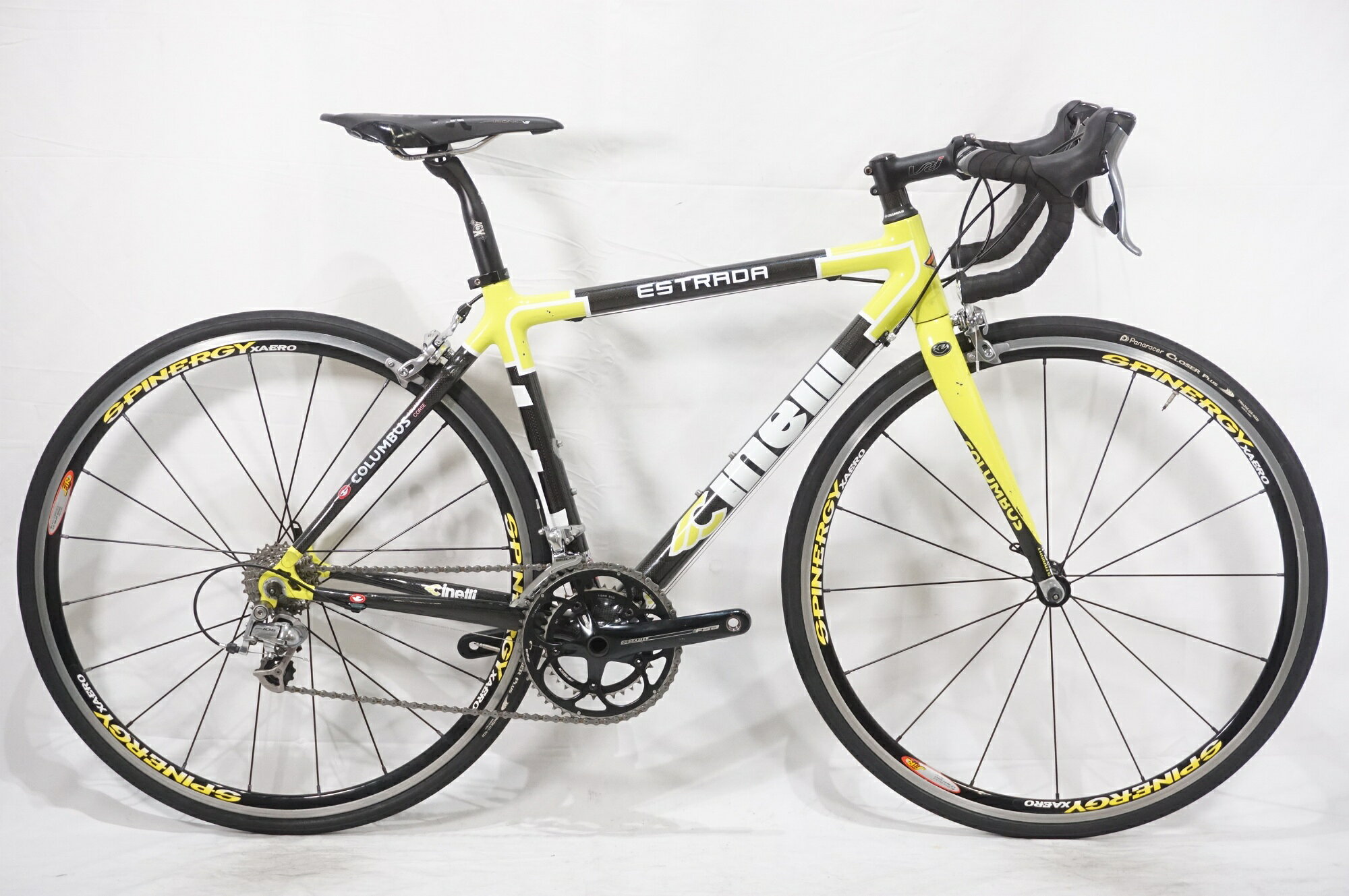 ■商品情報 メーカーサイズ:S シートチューブ(C-T):480mm トップチューブ(C-C):520mm(ホリゾンタル換算) 適応身長:165-172cm(目安) 重量:約8.6kg フレーム材質:カーボン フロントフォーク:カーボン レバー:SHIMANO 105 5600 フロントディレイラー:SHIMANO 105 5600 リアディレイラー:SHIMANO 105 5600 ブレーキ:SHIMANO 105 5600 クランク:FSA 50-36T 170mm スプロケット:SHIMANO 105 5600 12-25T シートポスト:3T 31.6mm ハンドル:3T 400mm ステム:CINELLI 100mm サドル:FIZIK ホイール:SPINERGY タイヤ:700x25C 変速段数:2x10 付属品:なし(ペダル付属なし) ■状態 全体的にキズやヨゴレ、使用感が強く、塗装の剥げが複数ございます。 Rハブにゴリ感がございます。 ボルトや金属パーツにサビがございます。 ■注意事項【在庫について】 在庫管理は細心の注意を払い行なっておりますが、システムの都合により在庫有と表記の商品につきましても、実在庫の反映との時間差により在庫が無い場合がございます。弊社はそれに伴う全てにおいて一切の責任は負いかねます事、何卒ご了承くださいませ。ご注文頂きました商品のご用意が出来かねました場合は、お電話とメールにてキャンセルご承諾お願いのご連絡をさせて頂きます。【掲載画像について】撮影方法やお客様の閲覧環境により、実際の商品とは違った色の見え方となる場合がございます。上記理由による返品、変更、キャンセルは一切お受け致しかねますまたシステム等の不備により、商品ページに別商品が含まれている、別カラー・仕様が掲載されている、商品情報に誤表記がある場合がございますご不明点がございましたら必ずご注文前にお問い合わせくださいませ。