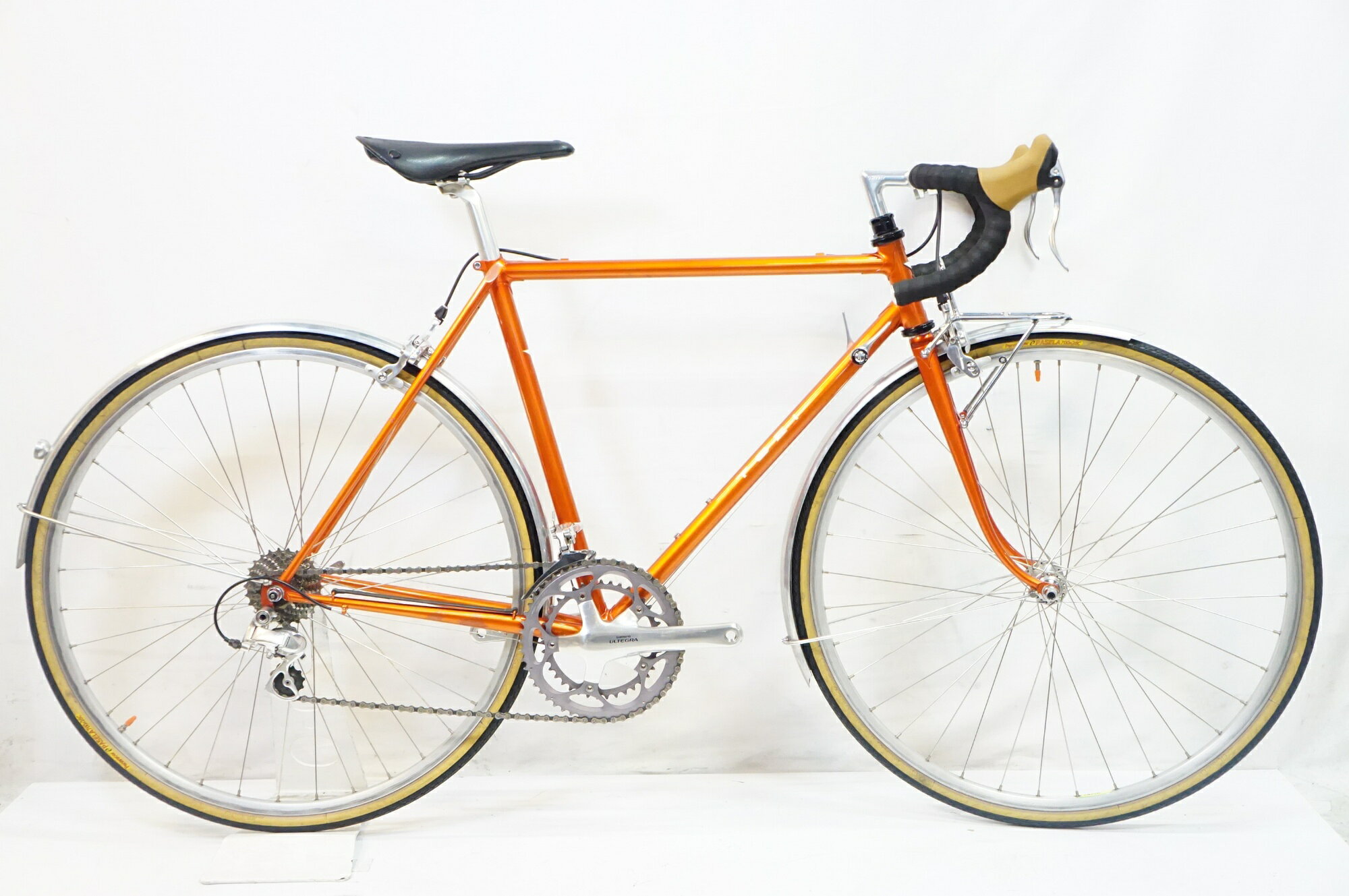 ■商品情報 シートチューブ(C-T): 約520～525mm トップチューブ(C-C): 約530mm(水平換算) ※全て実測 適応身長: 約168-176cm(目安) 重量: 約10.1kg フレーム/フォーク: クロモリ 変速: SHIMANO MIX 2x8段 (SL-R400、FD-7400、RD-7700、FC-6600 (53-39T 170mm)、CS-HG50-8 (13-26T)) ブレーキ: SHIMANO BR-R650 ハンドル/ステム: NITTO 400/70mm ホイール: ARAYA RC-540 リム + SHIMANO SORA 3300 ハブ タイヤ: 700x28c 付属品: なし(ペダル付属なし) ■状態 小傷はございますが、大きなダメージは見受けられず良好な状態です。 フレームにタッチアップ箇所※がございますが、その上からクリア塗装が施されております。 (※トップチューブ～シートステーの交点周辺、トップチューブ中央、右チェーンステーなど) リムのラベルに色あせあり。また、タイヤ※はやや古い年代の銘柄と思われます。 (※現在3～4分山程度、溝に多少のヒビ割れあり。) バーテープを新品に交換済み。■配送方法 ※アートセッティングデリバリー家財おまかせ便での配送となります。 ■注意事項【在庫について】 在庫管理は細心の注意を払い行なっておりますが、システムの都合により在庫有と表記の商品につきましても、実在庫の反映との時間差により在庫が無い場合がございます。弊社はそれに伴う全てにおいて一切の責任は負いかねます事、何卒ご了承くださいませ。ご注文頂きました商品のご用意が出来かねました場合は、お電話とメールにてキャンセルご承諾お願いのご連絡をさせて頂きます。【掲載画像について】撮影方法やお客様の閲覧環境により、実際の商品とは違った色の見え方となる場合がございます。上記理由による返品、変更、キャンセルは一切お受け致しかねますまたシステム等の不備により、商品ページに別商品が含まれている、別カラー・仕様が掲載されている、商品情報に誤表記がある場合がございますご不明点がございましたら必ずご注文前にお問い合わせくださいませ。