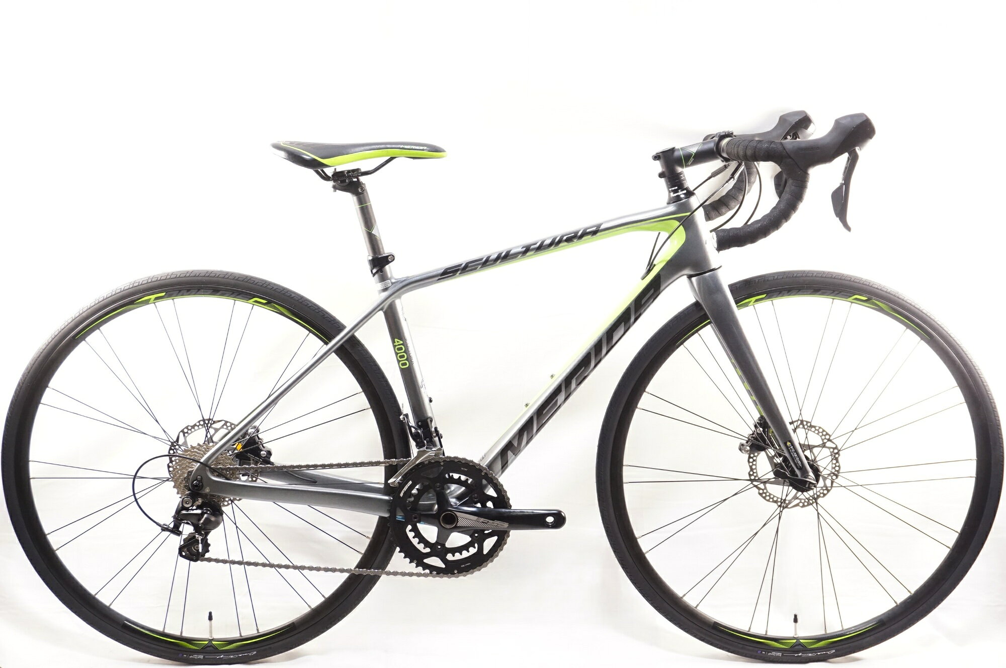 ■商品情報メーカーサイズ:XXSシートチューブ(C-T): 440mmトップチューブ(C-C):510mm(ホリゾンタル換算)適応身長:155-165cm(目安)重量:約8.67kgフレーム材質:カーボンフロントフォーク:カーボンレバー:SHIMANO ST-RS505フロントディレイラー:SHIMANO 105 5800リアディレイラー:SHIMANO 105 5800ブレーキ:SHIMANO BR-RS505クランク:FSA GOSSAMER 50-34T 165mmスプロケット:SHIMANO 105 5800 11-28Tシートポスト:純正 27.2mmハンドル:純正 380mmステム:純正 90mmサドル:純正ホイール:純正タイヤ:700x28C変速段数:2x11付属品:なし(ペダル付属なし)■状態使用に伴うキズや汚れ、使用感がございますが動作に支障はございません。ブレーキキャリパーに腐食、塗装劣化がございますが動作は問題ございません。小傷、スレ痕はございますがフレームに目立つ大きなダメージはございません。■注意事項【在庫について】 在庫管理は細心の注意を払い行なっておりますが、システムの都合により在庫有と表記の商品につきましても、実在庫の反映との時間差により在庫が無い場合がございます。弊社はそれに伴う全てにおいて一切の責任は負いかねます事、何卒ご了承くださいませ。ご注文頂きました商品のご用意が出来かねました場合は、お電話とメールにてキャンセルご承諾お願いのご連絡をさせて頂きます。【掲載画像について】撮影方法やお客様の閲覧環境により、実際の商品とは違った色の見え方となる場合がございます。上記理由による返品、変更、キャンセルは一切お受け致しかねますまたシステム等の不備により、商品ページに別商品が含まれている、別カラー・仕様が掲載されている、商品情報に誤表記がある場合がございますご不明点がございましたら必ずご注文前にお問い合わせくださいませ。