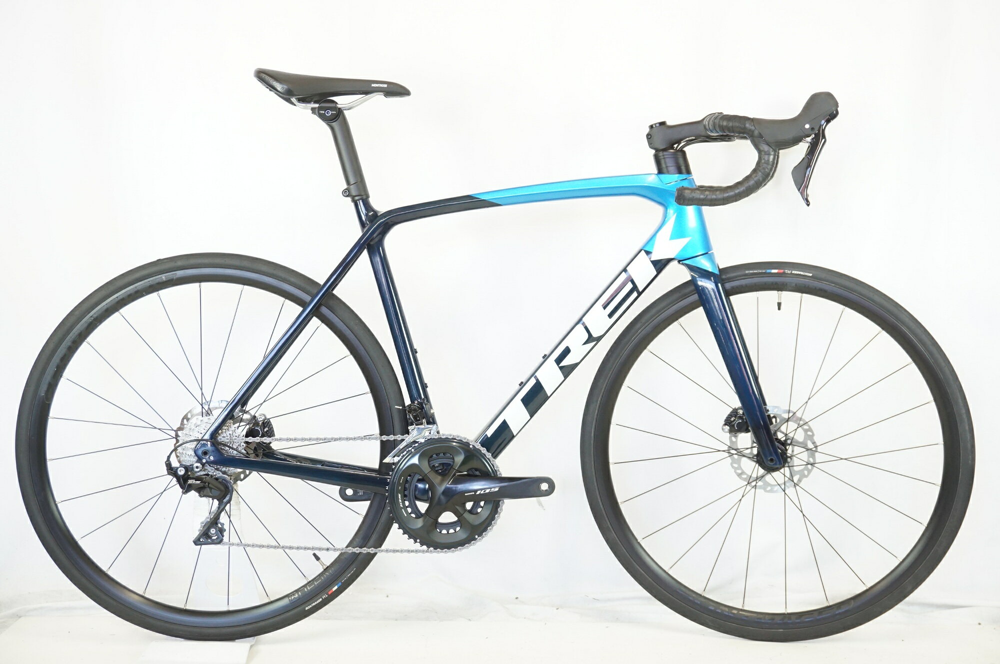 ■商品情報 メーカーサイズ:56 シートチューブ(C-T):533mm トップチューブ(C-C):560mm(ホリゾンタル換算) 適応身長:177-182cm(目安) 重量:約9.3kg フレーム材質:カーボン フロントフォーク:カーボン レバー:SHIMANO 105 R7020 フロントディレイラー:SHIMANO 105 R7000 リアディレイラー:SHIMANO 105 R7000 ブレーキ:SHIMANO 105 R7070 クランク:SHIMANO 105 R7000 50-34T 172.5mm スプロケット:SHIMANO 105 R7000 11-30T シートポスト:純正 専用 ハンドル:純正 420mm ステム:純正 100mm サドル:純正 ホイール:純正 タイヤ:700x28c 変速段数:2x11 付属品:なし(ペダル付属なし) ■状態 ・未整備車、現状のままの販売になります。 ・ヘッドセットカバーにクラックがございます。 ※通常ストッパーがかかるところ以上にハンドルが切れる状態です。 ・BB周辺やエンドにチェーン落ちのキズがございます。 ・スプロケットのロックリングにキズがございます。 ・バーテープが劣化しております。 ・フロントホイールにフレがございます。 ※掲載画像以外にもキズや汚れはございますが、写真の掲載可能枚数の都合上、目立つ箇所を優先的に抜粋しております。■配送方法 ※アートセッティングデリバリー家財おまかせ便での配送となります。 ■注意事項【在庫について】 在庫管理は細心の注意を払い行なっておりますが、システムの都合により在庫有と表記の商品につきましても、実在庫の反映との時間差により在庫が無い場合がございます。弊社はそれに伴う全てにおいて一切の責任は負いかねます事、何卒ご了承くださいませ。ご注文頂きました商品のご用意が出来かねました場合は、お電話とメールにてキャンセルご承諾お願いのご連絡をさせて頂きます。【掲載画像について】撮影方法やお客様の閲覧環境により、実際の商品とは違った色の見え方となる場合がございます。上記理由による返品、変更、キャンセルは一切お受け致しかねますまたシステム等の不備により、商品ページに別商品が含まれている、別カラー・仕様が掲載されている、商品情報に誤表記がある場合がございますご不明点がございましたら必ずご注文前にお問い合わせくださいませ。