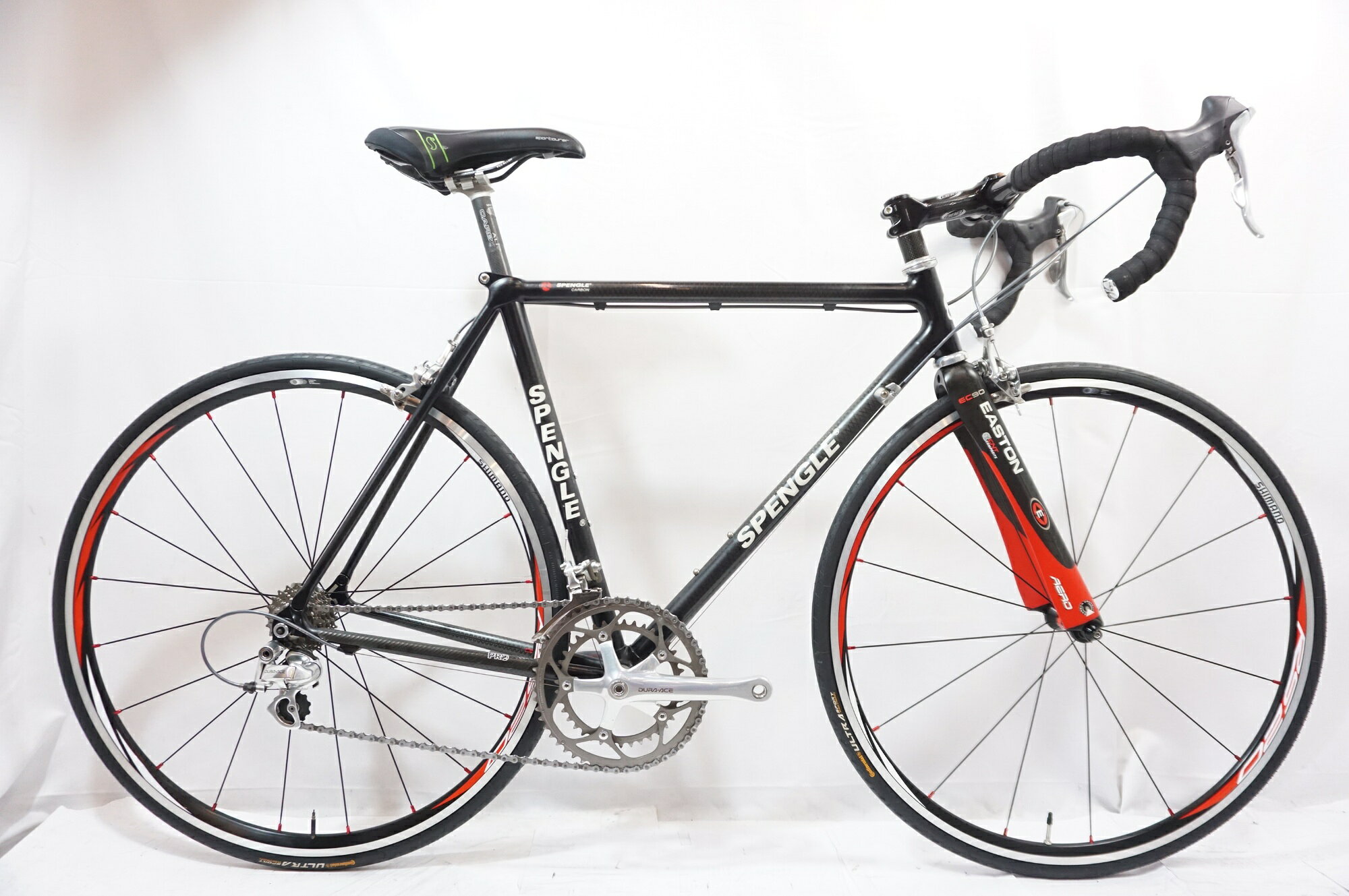 ■商品情報 メーカーサイズ: シートチューブ(C-T): 540mm トップチューブ(C-C):530mm(ホリゾンタル換算) 適応身長:165-175cm(目安) 重量:約8.3kg フレーム材質:カーボン フロントフォーク:カーボン メインコンポ:SHIMANO DURA-ACE 7700 クランク:50-34T 170mm スプロケット:11-23T シートポスト:USE ALIEN CARBON 25.0mm ハンドル:BBB INCA 420mm ステム:BBB 120mm ホイール:SHIMANO WH-RS20 タイヤ:700x23C 変速段数:2x9 付属品:なし(ペダル付属なし) ■状態 ・使用に伴うキズやヨゴレがございます。 ・ボルトにサビがございます。 ■注意事項【在庫について】 在庫管理は細心の注意を払い行なっておりますが、システムの都合により在庫有と表記の商品につきましても、実在庫の反映との時間差により在庫が無い場合がございます。弊社はそれに伴う全てにおいて一切の責任は負いかねます事、何卒ご了承くださいませ。ご注文頂きました商品のご用意が出来かねました場合は、お電話とメールにてキャンセルご承諾お願いのご連絡をさせて頂きます。【掲載画像について】撮影方法やお客様の閲覧環境により、実際の商品とは違った色の見え方となる場合がございます。上記理由による返品、変更、キャンセルは一切お受け致しかねますまたシステム等の不備により、商品ページに別商品が含まれている、別カラー・仕様が掲載されている、商品情報に誤表記がある場合がございますご不明点がございましたら必ずご注文前にお問い合わせくださいませ。