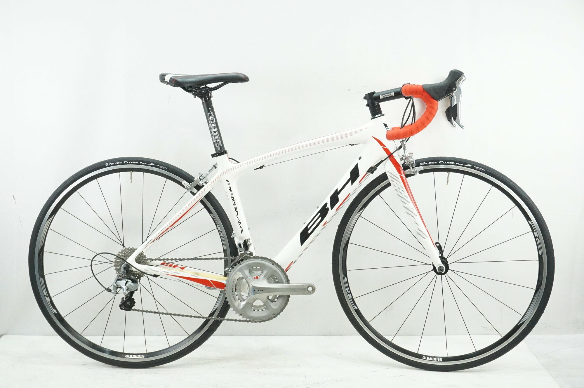 ■商品情報メーカーサイズ：44シートチューブ(C-T)：440mmトップチューブ(C-C)：518mm(ホリゾンタル換算)適応身長：155-165cm(目安)重量：約8.2kgフレーム材質：カーボンメインコンポーネント：SHIMANO 105 5800クランク：50-34T 165mmスプロケット：11-28Tシートポスト：純正ハンドル：純正ステム：ANAHEIM ELECTRONICSサドル：純正ホイール：SHIMANO WH-RS010タイヤ：700×25C変速段数：2×11付属品：なし(ペダル付属なし)■状態・多少の傷等ございますが、使用感少なく良好な状態です。・チェーン落ち傷がございます。写真をご参考くださいませ。・バーテープ、タイヤは新品に交換しております。 ■注意事項【在庫について】 在庫管理は細心の注意を払い行なっておりますが、システムの都合により在庫有と表記の商品につきましても、実在庫の反映との時間差により在庫が無い場合がございます。弊社はそれに伴う全てにおいて一切の責任は負いかねます事、何卒ご了承くださいませ。ご注文頂きました商品のご用意が出来かねました場合は、お電話とメールにてキャンセルご承諾お願いのご連絡をさせて頂きます。【掲載画像について】撮影方法やお客様の閲覧環境により、実際の商品とは違った色の見え方となる場合がございます。上記理由による返品、変更、キャンセルは一切お受け致しかねますまたシステム等の不備により、商品ページに別商品が含まれている、別カラー・仕様が掲載されている、商品情報に誤表記がある場合がございますご不明点がございましたら必ずご注文前にお問い合わせくださいませ。