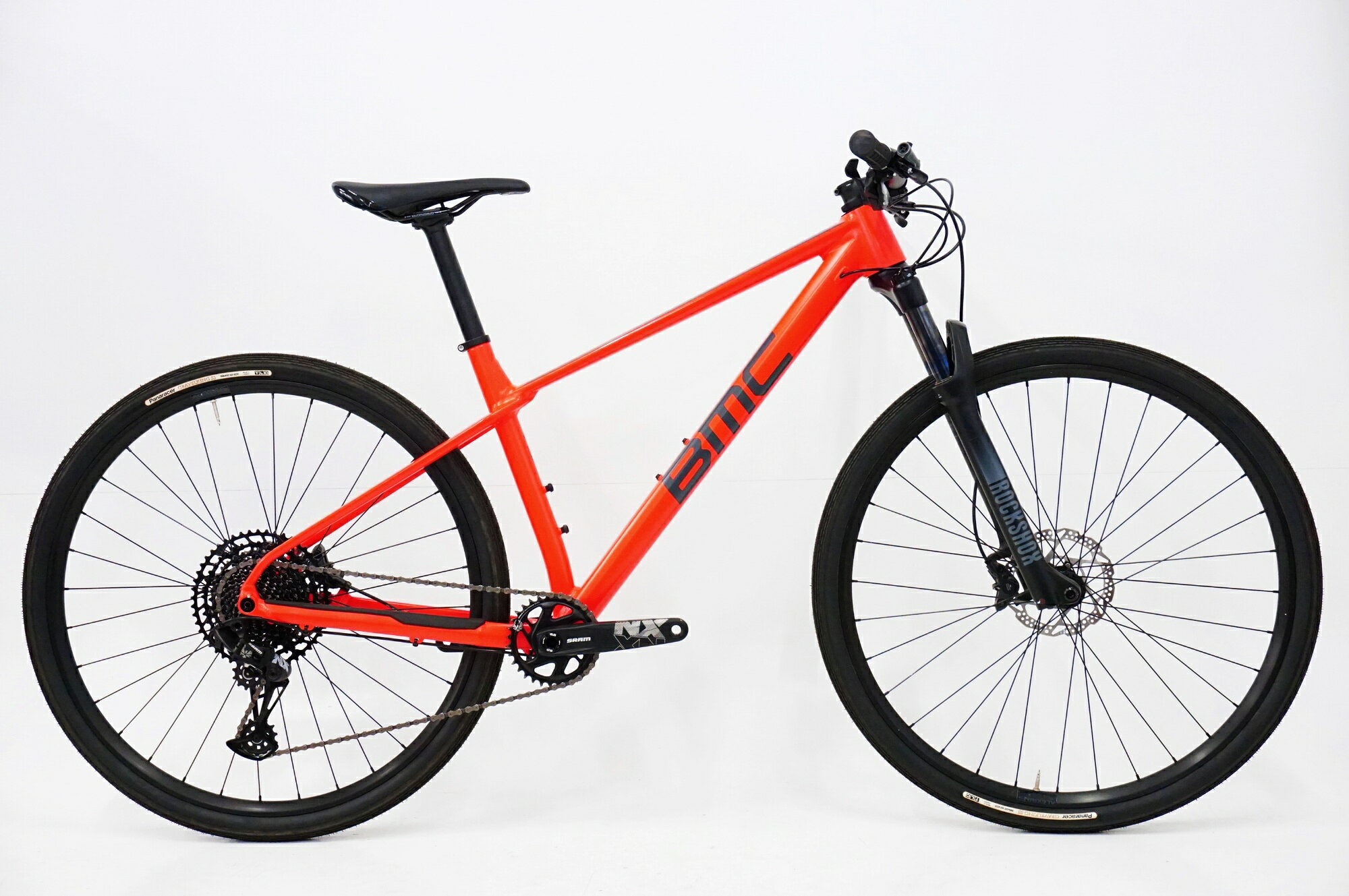 ■商品情報 メーカーサイズ:M シートチューブ(C-T): 445mm トップチューブ(C-C):598mm(ホリゾンタル換算) 適応身長:170-180cm(目安) 重量:約12.2kg フレーム材質:アルミ フロントフォーク:サスペンション レバー:SRAM フロントディレイラー: リアディレイラー:SRAM NX ブレーキ:SHIMANO M6100 油圧DISC クランク:SRAM 32T 175mm スプロケット:12速 11-50T シートポスト:BMC アルミ ハンドル:760mm ステム:60mm ホイール:ALEXRIMS タイヤ:700x43C クリンチャー 変速段数:1x12 付属品:なし(ペダル付属なし) カラー：Electric Red（蛍光感のある色味） ■状態 使用に伴うキズやヨゴレがございますが、全体的に使用感は少なく状態良好です。 掲載画像以外にも細かい傷や多少の汚れがございます。 写真はなるべく実際の色に近付けておりますが、閲覧する環境によって色が異なる場合がございます。■配送方法 ※アートセッティングデリバリー家財おまかせ便での配送となります。 ■注意事項【在庫について】 在庫管理は細心の注意を払い行なっておりますが、システムの都合により在庫有と表記の商品につきましても、実在庫の反映との時間差により在庫が無い場合がございます。弊社はそれに伴う全てにおいて一切の責任は負いかねます事、何卒ご了承くださいませ。ご注文頂きました商品のご用意が出来かねました場合は、お電話とメールにてキャンセルご承諾お願いのご連絡をさせて頂きます。【掲載画像について】撮影方法やお客様の閲覧環境により、実際の商品とは違った色の見え方となる場合がございます。上記理由による返品、変更、キャンセルは一切お受け致しかねますまたシステム等の不備により、商品ページに別商品が含まれている、別カラー・仕様が掲載されている、商品情報に誤表記がある場合がございますご不明点がございましたら必ずご注文前にお問い合わせくださいませ。