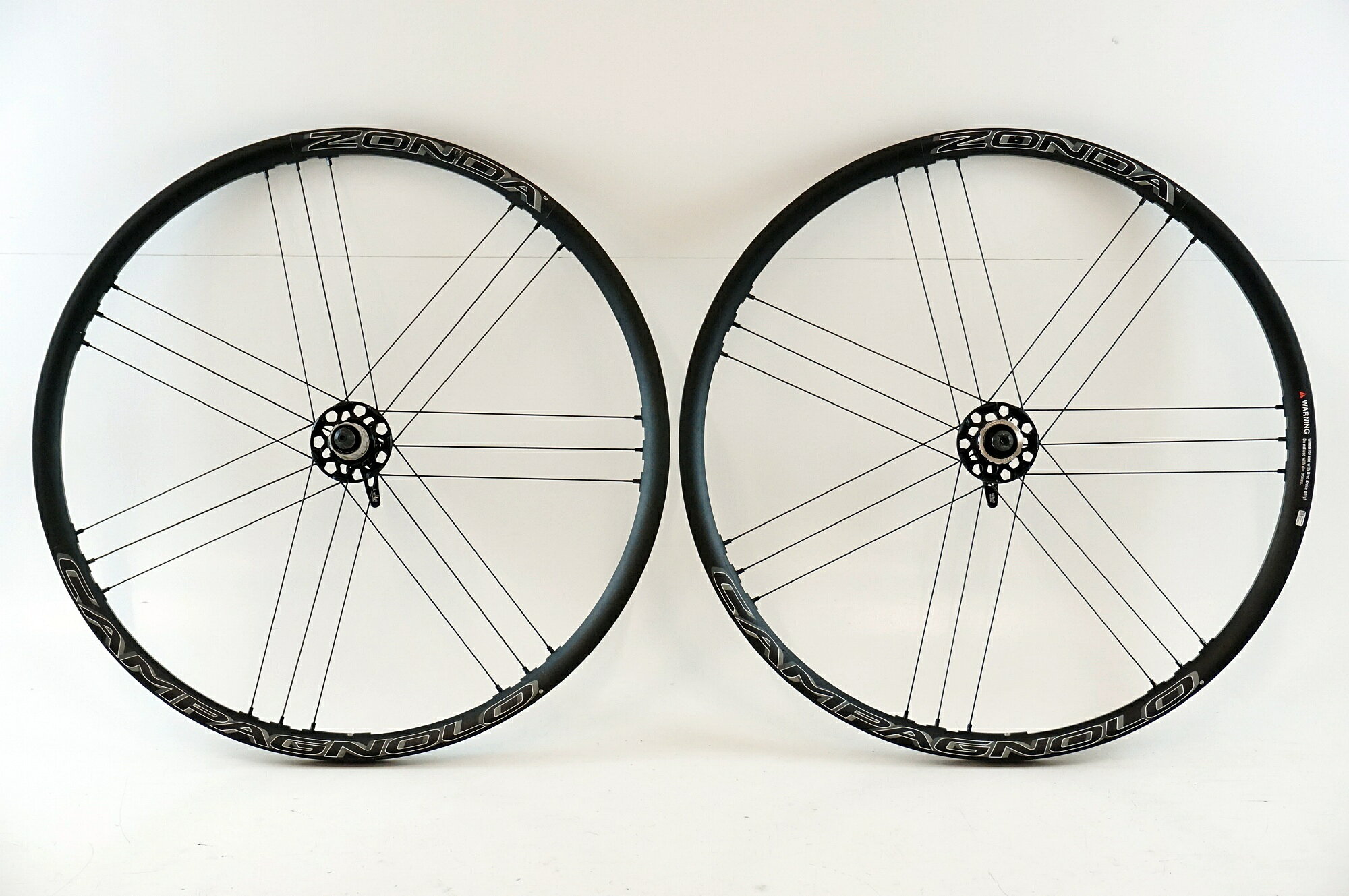 ■商品情報 サイズ：700c 622x15C リムタイプ：クリンチャー フリータイプ：SHIMANO11S 重量 F：約800g（実測） 重量 R：約1100g（実測） エンド幅 F：100mm エンド幅 R：130mm ブレーキタイプ：リムブレーキ その他付属品：なし(クイックリリース付属なし) ■状態 ・振れ2mm程度です。ハブの回転にガタ/ゴリ感は見られません。 ・掲載画像以外にも細かい傷や多少の汚れがございます。 ■注意事項【在庫について】 在庫管理は細心の注意を払い行なっておりますが、システムの都合により在庫有と表記の商品につきましても、実在庫の反映との時間差により在庫が無い場合がございます。弊社はそれに伴う全てにおいて一切の責任は負いかねます事、何卒ご了承くださいませ。ご注文頂きました商品のご用意が出来かねました場合は、お電話とメールにてキャンセルご承諾お願いのご連絡をさせて頂きます。【掲載画像について】撮影方法やお客様の閲覧環境により、実際の商品とは違った色の見え方となる場合がございます。上記理由による返品、変更、キャンセルは一切お受け致しかねますまたシステム等の不備により、商品ページに別商品が含まれている、別カラー・仕様が掲載されている、商品情報に誤表記がある場合がございますご不明点がございましたら必ずご注文前にお問い合わせくださいませ。