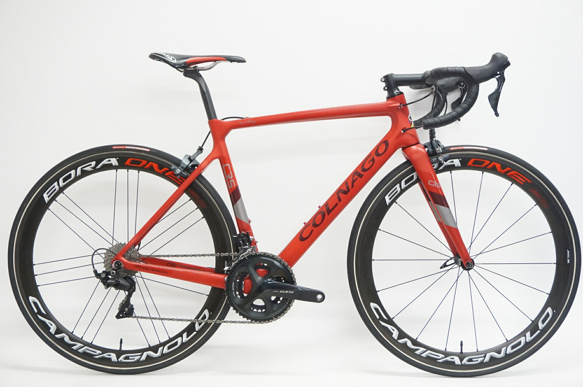 ■商品情報メーカーサイズ:500Sシートチューブ(C-T): 500mmトップチューブ(C-C):540mm(ホリゾンタル換算)適応身長:165-175cm(目安)重量:約7.1kgフレーム材質:カーボンフロントフォーク:カーボンレバー:105 R7000フロントディレイラー:105 R7000リアディレイラー:105 R7000ブレーキ:ULTEGRA R8000クランク:105 R7000 4III 50-34T 170mmスプロケット:105 R7000 11-28Tシートポスト:TNI 27.2mmハンドル:TNI ERGO SWEEP 380mmステム:純正 120mmサドル:SELLE ITALIAホイール:BORA ONE 50 TUタイヤ:700x22.5変速段数:2x11付属品:なし(ペダル付属なし)■状態使用に伴うキズやヨゴレがございますが、クラック等致命的なダメージはありません。前後タイヤを新品に交換しています。シートクランプのネジの受けが削れており、現状走行は可能ですが長期運用における耐久性は不明ですパワーメーターは動作確認済みですが、数値の正確性は未検証です ■注意事項【在庫について】 在庫管理は細心の注意を払い行なっておりますが、システムの都合により在庫有と表記の商品につきましても、実在庫の反映との時間差により在庫が無い場合がございます。弊社はそれに伴う全てにおいて一切の責任は負いかねます事、何卒ご了承くださいませ。ご注文頂きました商品のご用意が出来かねました場合は、お電話とメールにてキャンセルご承諾お願いのご連絡をさせて頂きます。【掲載画像について】撮影方法やお客様の閲覧環境により、実際の商品とは違った色の見え方となる場合がございます。上記理由による返品、変更、キャンセルは一切お受け致しかねますまたシステム等の不備により、商品ページに別商品が含まれている、別カラー・仕様が掲載されている、商品情報に誤表記がある場合がございますご不明点がございましたら必ずご注文前にお問い合わせくださいませ。