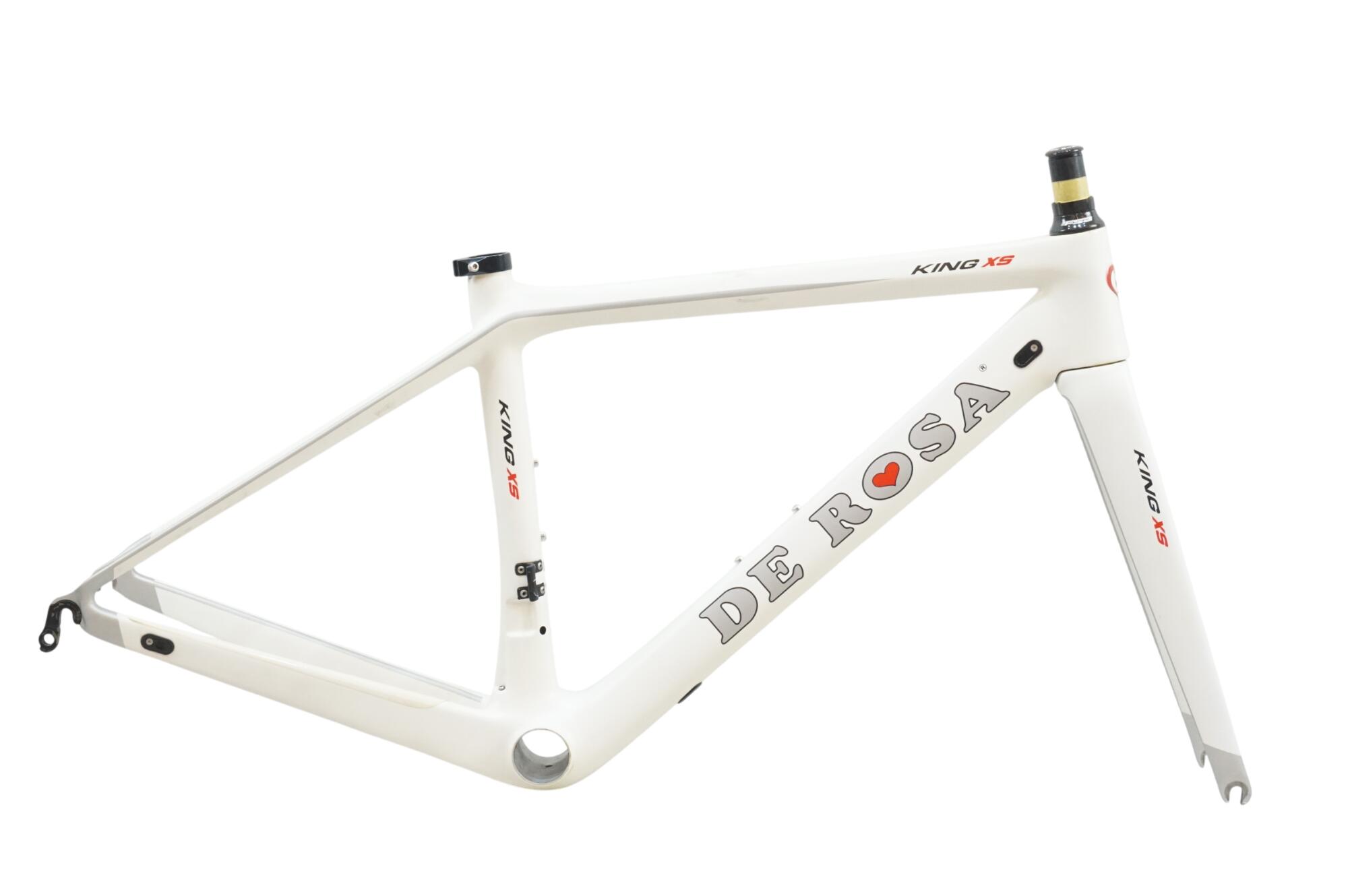 ■商品情報 トップ長(C-C)：約490mm (実測値) シート長(C-T)：約420mm (実測値) ヘッド長：約mm (実測値) 適応身長：約155-160cm (目安) 重量：約1.4kg フレーム：カーボン フォーク：カーボン ジャンル：ロードバイク コラム長：約45mm エンド幅 F：100.0mm エンド幅 R：130.0mm 対応ブレーキ：キャリパーブレーキ ホイールサイズ：700c BB規格：BB386 シートポスト径：25.8 その他付属品：なし (掲載されている画像の物が全てになります) ■状態 ・全体的にキズやヨゴレ、使用感がございます。 ・トップチューブにクラックがございます。 ・塗装に日焼けがございます。 ・動作や状態については一切保証はございません。 ※下記注意事項と掲載写真を必ずご確認いただき、ご不明な点等ございまいましたら在庫店舗へお問合せくださいませ。 ■ジャンク品について 本商品は現状で使用に問題があると弊社で判断をした商品でございます。 記載のない箇所につきましても一切、保証対応は致しておりません。 上記状態をご理解の上、お客様の責任のもとご注文・ご使用をお願い致します。 ■注意事項【在庫について】 在庫管理は細心の注意を払い行なっておりますが、システムの都合により在庫有と表記の商品につきましても、実在庫の反映との時間差により在庫が無い場合がございます。弊社はそれに伴う全てにおいて一切の責任は負いかねます事、何卒ご了承くださいませ。ご注文頂きました商品のご用意が出来かねました場合は、お電話とメールにてキャンセルご承諾お願いのご連絡をさせて頂きます。【掲載画像について】撮影方法やお客様の閲覧環境により、実際の商品とは違った色の見え方となる場合がございます。上記理由による返品、変更、キャンセルは一切お受け致しかねますまたシステム等の不備により、商品ページに別商品が含まれている、別カラー・仕様が掲載されている、商品情報に誤表記がある場合がございますご不明点がございましたら必ずご注文前にお問い合わせくださいませ。
