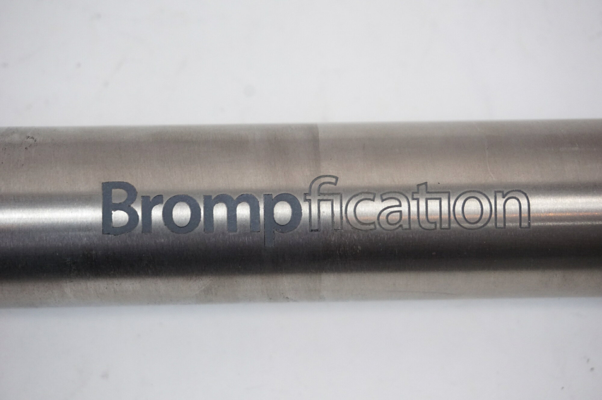 buychariの【中古】 BROMPFICATION 「ブロンフィケーション」 TITANIUM φ31.8 580mm シートポスト / バイチャリ世田谷店｜アングル2