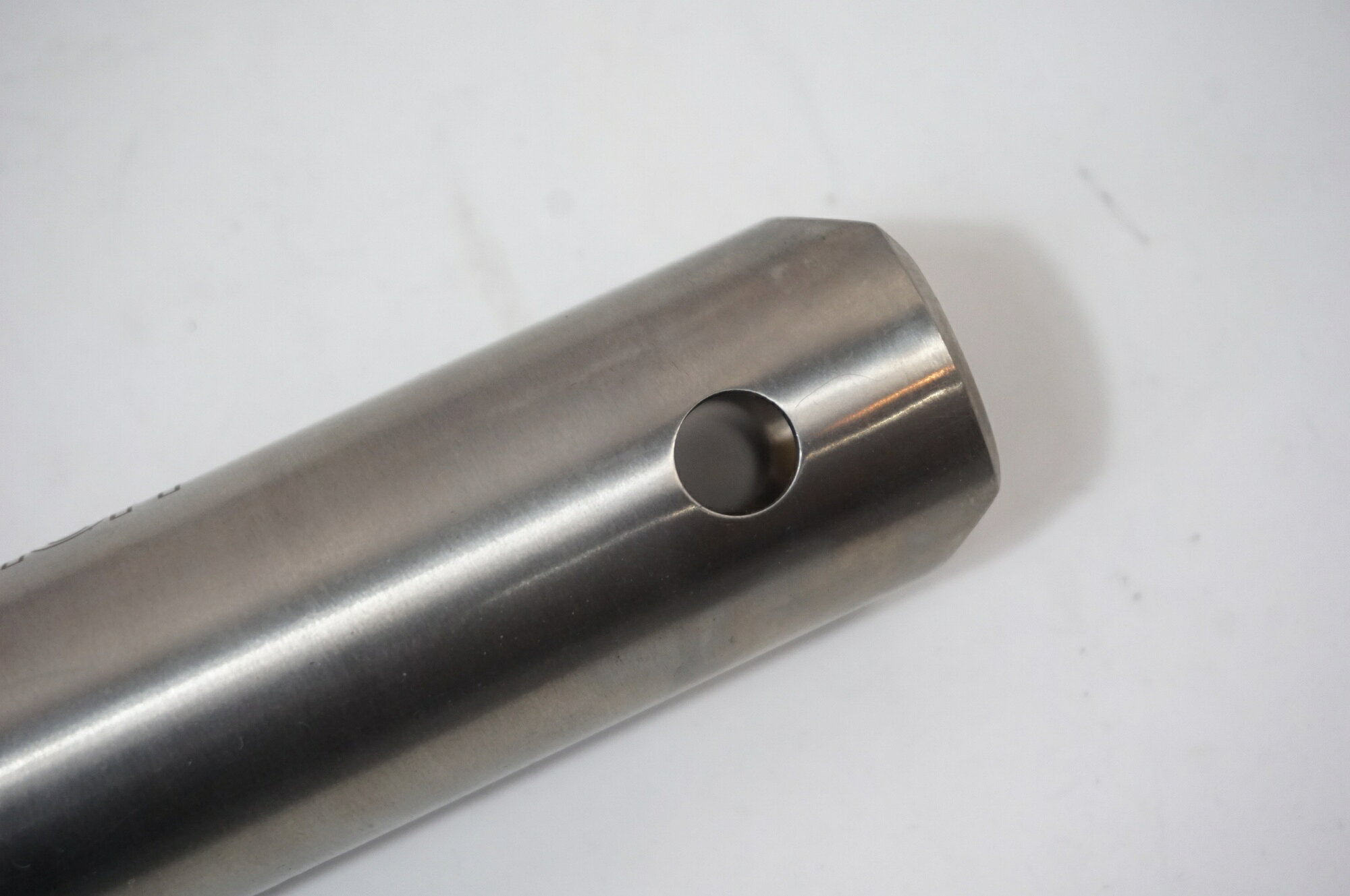 buychariの【中古】 BROMPFICATION 「ブロンフィケーション」 TITANIUM φ31.8 580mm シートポスト / バイチャリ世田谷店｜アングル3