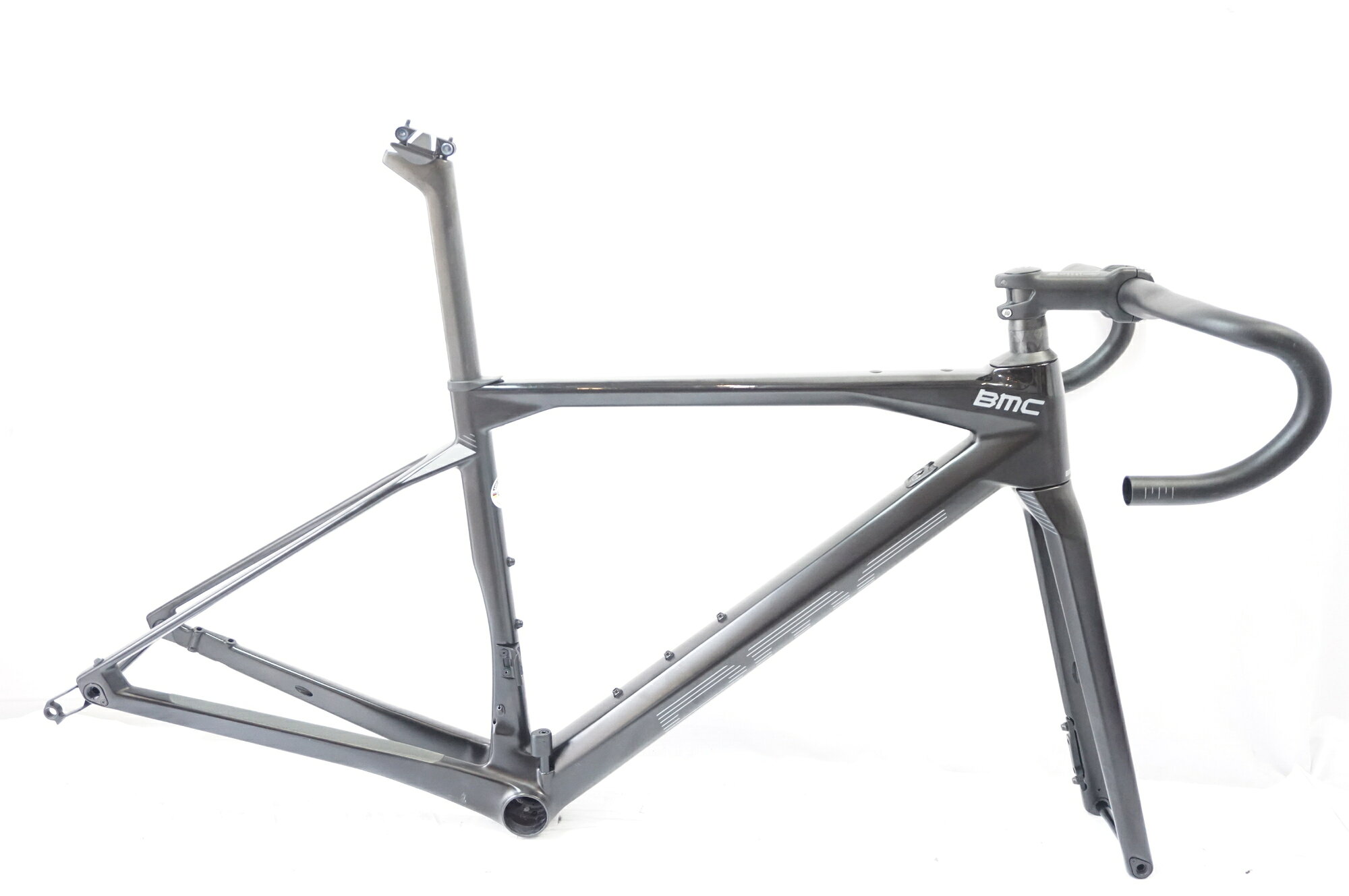 ■商品情報 メーカーサイズ：47 トップチューブ(C-C):約420mm シートチューブ(C-T):約520mm(実測) 適応身長:160-166cm(目安) 重量：約2200g フレーム材質：カーボン フロントフォーク：カーボン ジャンル：ロードバイク エンド幅 F：100mm エンド幅 R：142mm 対応ブレーキ：ディスクブレーキ ホイールサイズ：700c BB規格：PF86 ■付属品 電動変速用グロメット 純正ステム 90mm 純正ハンドル 400mm ■状態 ・使用に伴うキズ、ヨゴレがございます。 ・機械式変速用のグロメットが欠品しております。 ・ディレイラーハンガーはダイレクトマウント用でございます。 ■注意事項【在庫について】 在庫管理は細心の注意を払い行なっておりますが、システムの都合により在庫有と表記の商品につきましても、実在庫の反映との時間差により在庫が無い場合がございます。弊社はそれに伴う全てにおいて一切の責任は負いかねます事、何卒ご了承くださいませ。ご注文頂きました商品のご用意が出来かねました場合は、お電話とメールにてキャンセルご承諾お願いのご連絡をさせて頂きます。【掲載画像について】撮影方法やお客様の閲覧環境により、実際の商品とは違った色の見え方となる場合がございます。上記理由による返品、変更、キャンセルは一切お受け致しかねますまたシステム等の不備により、商品ページに別商品が含まれている、別カラー・仕様が掲載されている、商品情報に誤表記がある場合がございますご不明点がございましたら必ずご注文前にお問い合わせくださいませ。