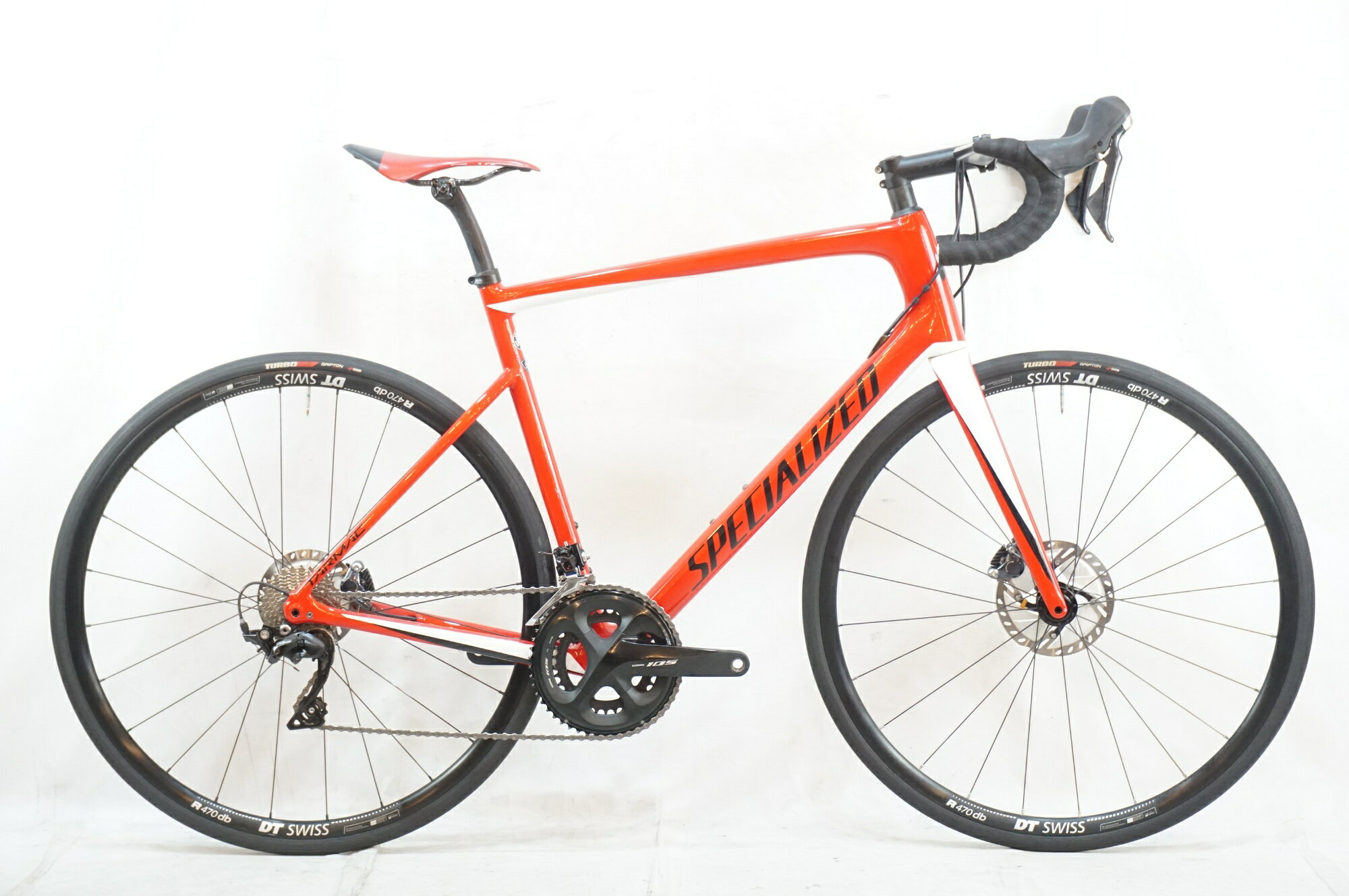 ■商品情報 メーカーサイズ:58 シートチューブ(C-T):540mm トップチューブ(C-C):581mm(ホリゾンタル換算) 適応身長:180-188cm(目安) 重量:約8.1kg フレーム材質:カーボン フロントフォーク:カーボン レバー:ST-R8020 フロントディレイラー:FD-R7000 リアディレイラー:RD-R7000 ブレーキ:BR-R8070 クランク:FC-R7000 50-34T 175mm スプロケット:11-28T シートポスト:27.2mm ハンドル:S-WORKS AEROFLY 440mm ステム:TNI 120mm サドル:S-WORKS ROMIN EVO タイヤ:700x26C 変速段数:2x11 付属品:なし(ペダル付属なし) ■状態 使用に伴うキズやヨゴレがございます。 サドルに破れがございます。 ボルト類に強いサビがございます。 フロントフォークに塗装欠け、目立つガリ傷がございます。 ヘッド下部とフォークの部分が僅かに変色しております。 シートポストに締め付け痕がございます。■配送方法 ※アートセッティングデリバリー家財おまかせ便での配送となります。 ■注意事項【在庫について】 在庫管理は細心の注意を払い行なっておりますが、システムの都合により在庫有と表記の商品につきましても、実在庫の反映との時間差により在庫が無い場合がございます。弊社はそれに伴う全てにおいて一切の責任は負いかねます事、何卒ご了承くださいませ。ご注文頂きました商品のご用意が出来かねました場合は、お電話とメールにてキャンセルご承諾お願いのご連絡をさせて頂きます。【掲載画像について】撮影方法やお客様の閲覧環境により、実際の商品とは違った色の見え方となる場合がございます。上記理由による返品、変更、キャンセルは一切お受け致しかねますまたシステム等の不備により、商品ページに別商品が含まれている、別カラー・仕様が掲載されている、商品情報に誤表記がある場合がございますご不明点がございましたら必ずご注文前にお問い合わせくださいませ。