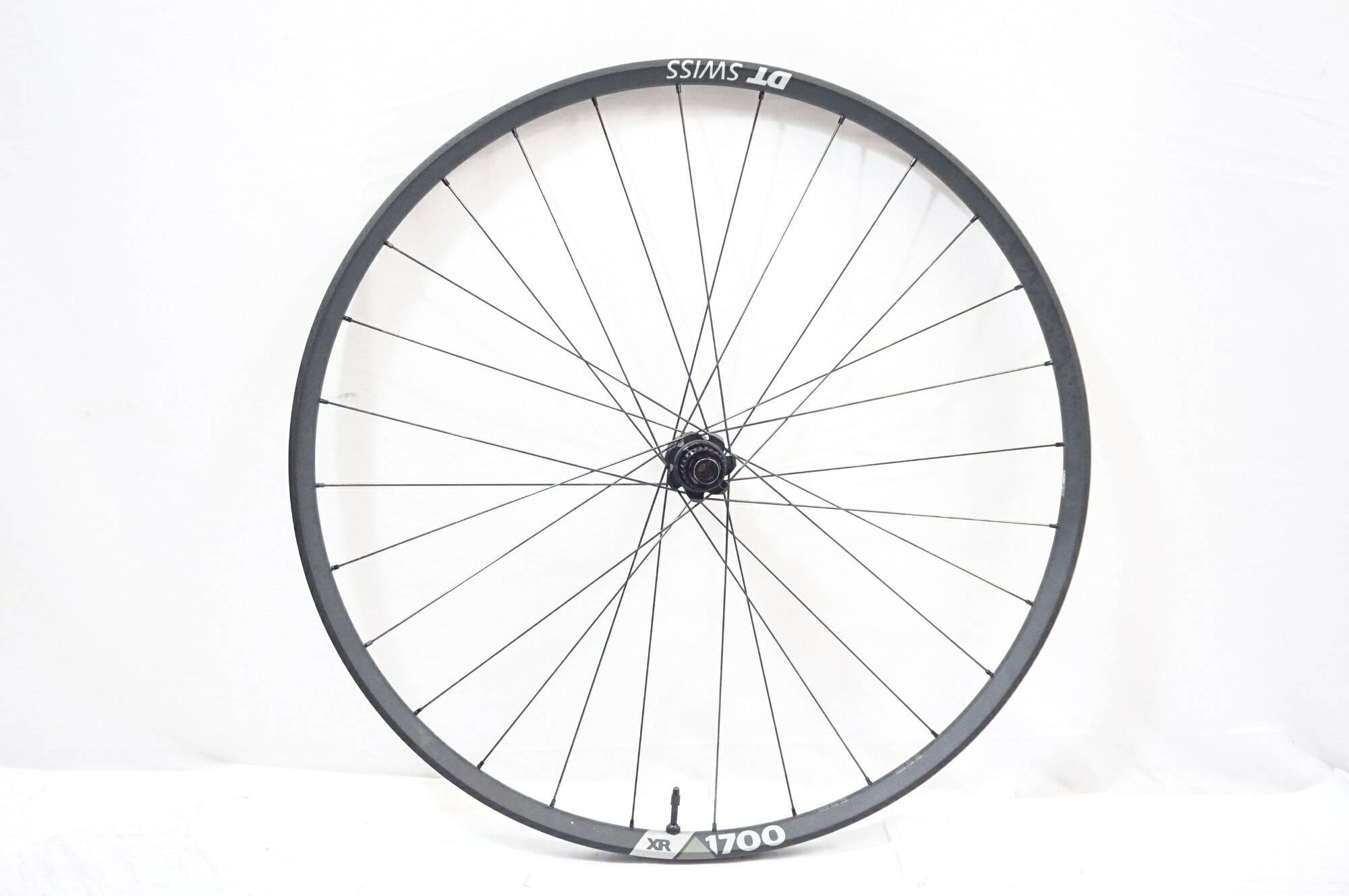 ■商品情報 サイズ：29er（622） リム内幅：25mm リムタイプ：チューブレスレディ ブレーキタイプ：DISC フリータイプ：SHIMANO 12s マイクロスプライン 重量 ：約950g (画像の状態の実測値) エンド幅 R：12x142mm その他付属品：チューブレス用バルブ・センターロック用ロックリング (画像に掲載しているものが全てになります。) ■状態 ・使用に伴うキズ、ヨゴレがございます。 ・振れは約1mm程度になります。 ■注意事項【在庫について】 在庫管理は細心の注意を払い行なっておりますが、システムの都合により在庫有と表記の商品につきましても、実在庫の反映との時間差により在庫が無い場合がございます。弊社はそれに伴う全てにおいて一切の責任は負いかねます事、何卒ご了承くださいませ。ご注文頂きました商品のご用意が出来かねました場合は、お電話とメールにてキャンセルご承諾お願いのご連絡をさせて頂きます。【掲載画像について】撮影方法やお客様の閲覧環境により、実際の商品とは違った色の見え方となる場合がございます。上記理由による返品、変更、キャンセルは一切お受け致しかねますまたシステム等の不備により、商品ページに別商品が含まれている、別カラー・仕様が掲載されている、商品情報に誤表記がある場合がございますご不明点がございましたら必ずご注文前にお問い合わせくださいませ。