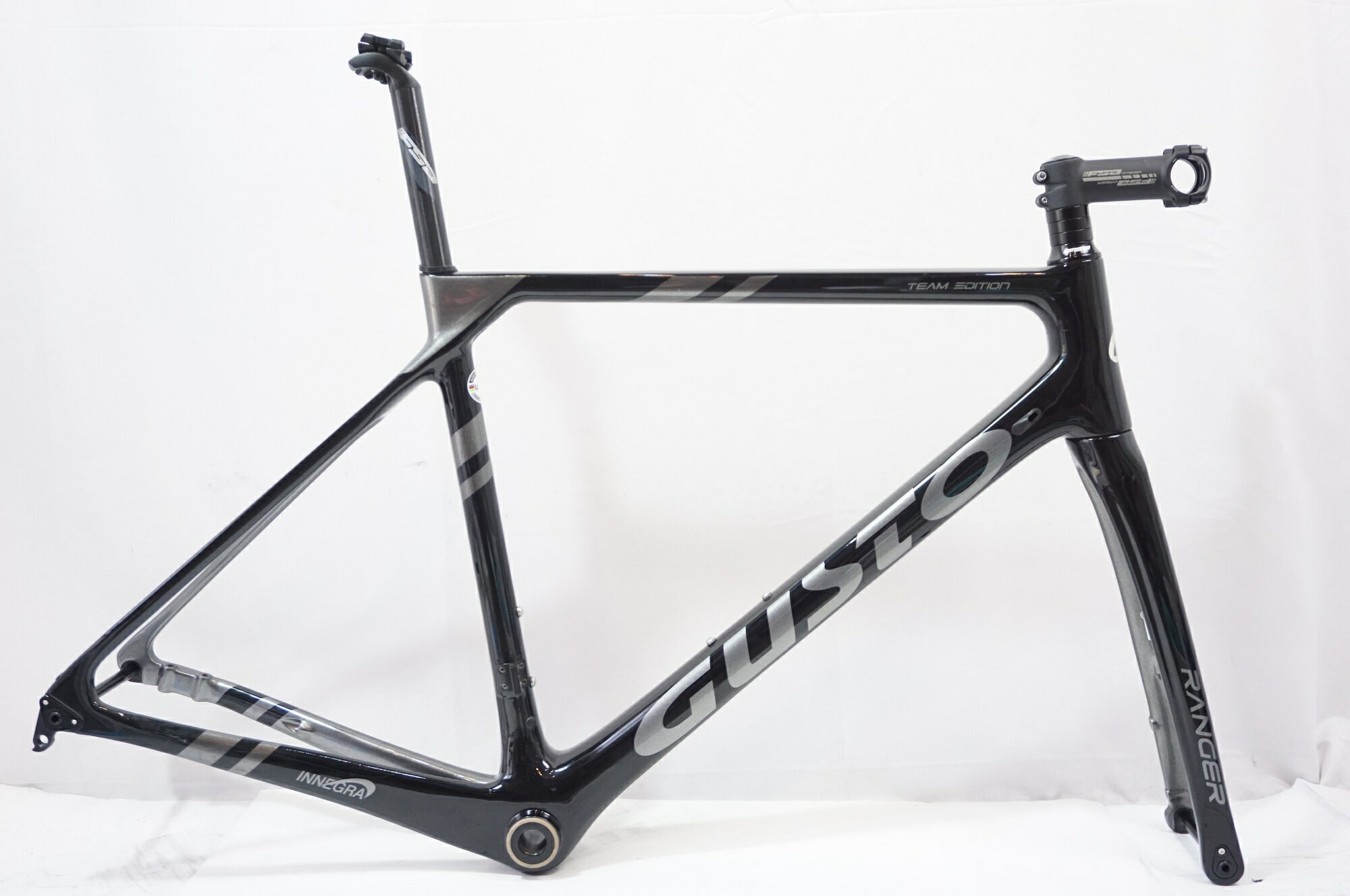 ■商品情報メーカーサイズ：Lトップチューブ(C-C):約565mmシートチューブ(C-T):約500mm(実測)適応身長:180-cm(目安)重量：約2500gフレーム材質：カーボンフロントフォーク：カーボンジャンル：ロードバイクエンド幅 F：100mmエンド幅 R：142mm対応ブレーキ：ディスクブレーキホイールサイズ：700cBB規格：PF86■付属品前後スルーアクスル純正ステム 100mm純正シートポスト 27.2■状態・使用に伴うキズ、ヨゴレがございます。 ■注意事項【在庫について】 在庫管理は細心の注意を払い行なっておりますが、システムの都合により在庫有と表記の商品につきましても、実在庫の反映との時間差により在庫が無い場合がございます。弊社はそれに伴う全てにおいて一切の責任は負いかねます事、何卒ご了承くださいませ。ご注文頂きました商品のご用意が出来かねました場合は、お電話とメールにてキャンセルご承諾お願いのご連絡をさせて頂きます。【掲載画像について】撮影方法やお客様の閲覧環境により、実際の商品とは違った色の見え方となる場合がございます。上記理由による返品、変更、キャンセルは一切お受け致しかねますまたシステム等の不備により、商品ページに別商品が含まれている、別カラー・仕様が掲載されている、商品情報に誤表記がある場合がございますご不明点がございましたら必ずご注文前にお問い合わせくださいませ。