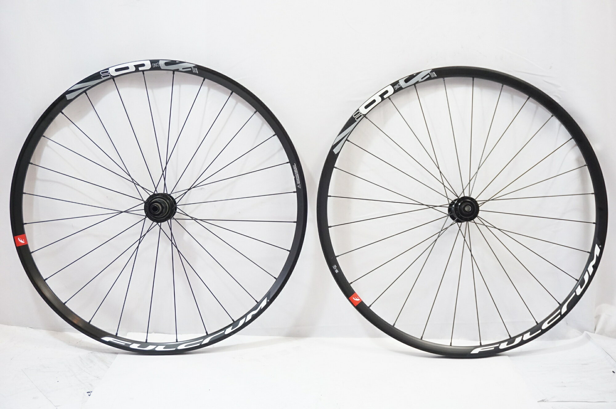 ■商品情報 サイズ：700c リム幅：C23 リムタイプ：クリンチャー フリータイプ：SHIMANO11s 重量 F：約850g(タイヤなし) 重量 R：約1100g(タイヤなし) エンド幅 F：100mm エンド幅 R：142mm ブレーキタイプ：ディスクブレーキ その他付属品：無し ■状態 ・使用に伴うキズ、スレ、ヨゴレ等がございます。 ・1-2mm程度の振れがございます。 ・一部ロゴデカールにキズがございます。 ■注意事項【在庫について】 在庫管理は細心の注意を払い行なっておりますが、システムの都合により在庫有と表記の商品につきましても、実在庫の反映との時間差により在庫が無い場合がございます。弊社はそれに伴う全てにおいて一切の責任は負いかねます事、何卒ご了承くださいませ。ご注文頂きました商品のご用意が出来かねました場合は、お電話とメールにてキャンセルご承諾お願いのご連絡をさせて頂きます。【掲載画像について】撮影方法やお客様の閲覧環境により、実際の商品とは違った色の見え方となる場合がございます。上記理由による返品、変更、キャンセルは一切お受け致しかねますまたシステム等の不備により、商品ページに別商品が含まれている、別カラー・仕様が掲載されている、商品情報に誤表記がある場合がございますご不明点がございましたら必ずご注文前にお問い合わせくださいませ。
