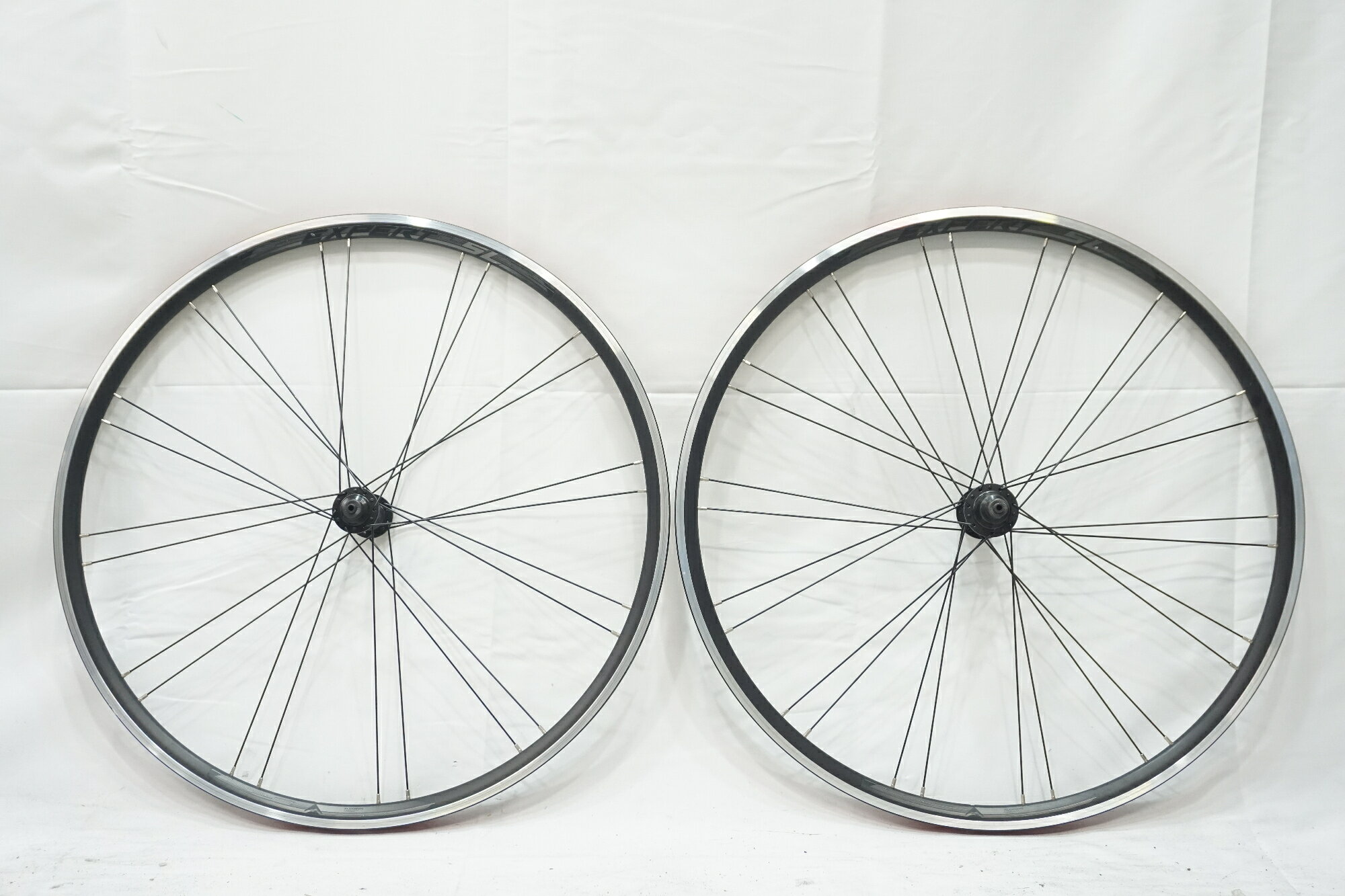 ■商品情報サイズ：700Cリム幅：(内-内) 17mmリムタイプ：クリンチャーフリータイプ：SHIMANO / SRAM 11S重量 F：約860g (タイヤなし)重量 R：約1140g (タイヤなし)エンド幅 F：100mmエンド幅 R：130mmブレーキタイプ：リムブレーキその他付属品：なし■状態使用に伴うキズ、ヨゴレ等がございます。前後共に2-3mm程度のフレがございます。 ■注意事項【在庫について】 在庫管理は細心の注意を払い行なっておりますが、システムの都合により在庫有と表記の商品につきましても、実在庫の反映との時間差により在庫が無い場合がございます。弊社はそれに伴う全てにおいて一切の責任は負いかねます事、何卒ご了承くださいませ。ご注文頂きました商品のご用意が出来かねました場合は、お電話とメールにてキャンセルご承諾お願いのご連絡をさせて頂きます。【掲載画像について】撮影方法やお客様の閲覧環境により、実際の商品とは違った色の見え方となる場合がございます。上記理由による返品、変更、キャンセルは一切お受け致しかねますまたシステム等の不備により、商品ページに別商品が含まれている、別カラー・仕様が掲載されている、商品情報に誤表記がある場合がございますご不明点がございましたら必ずご注文前にお問い合わせくださいませ。