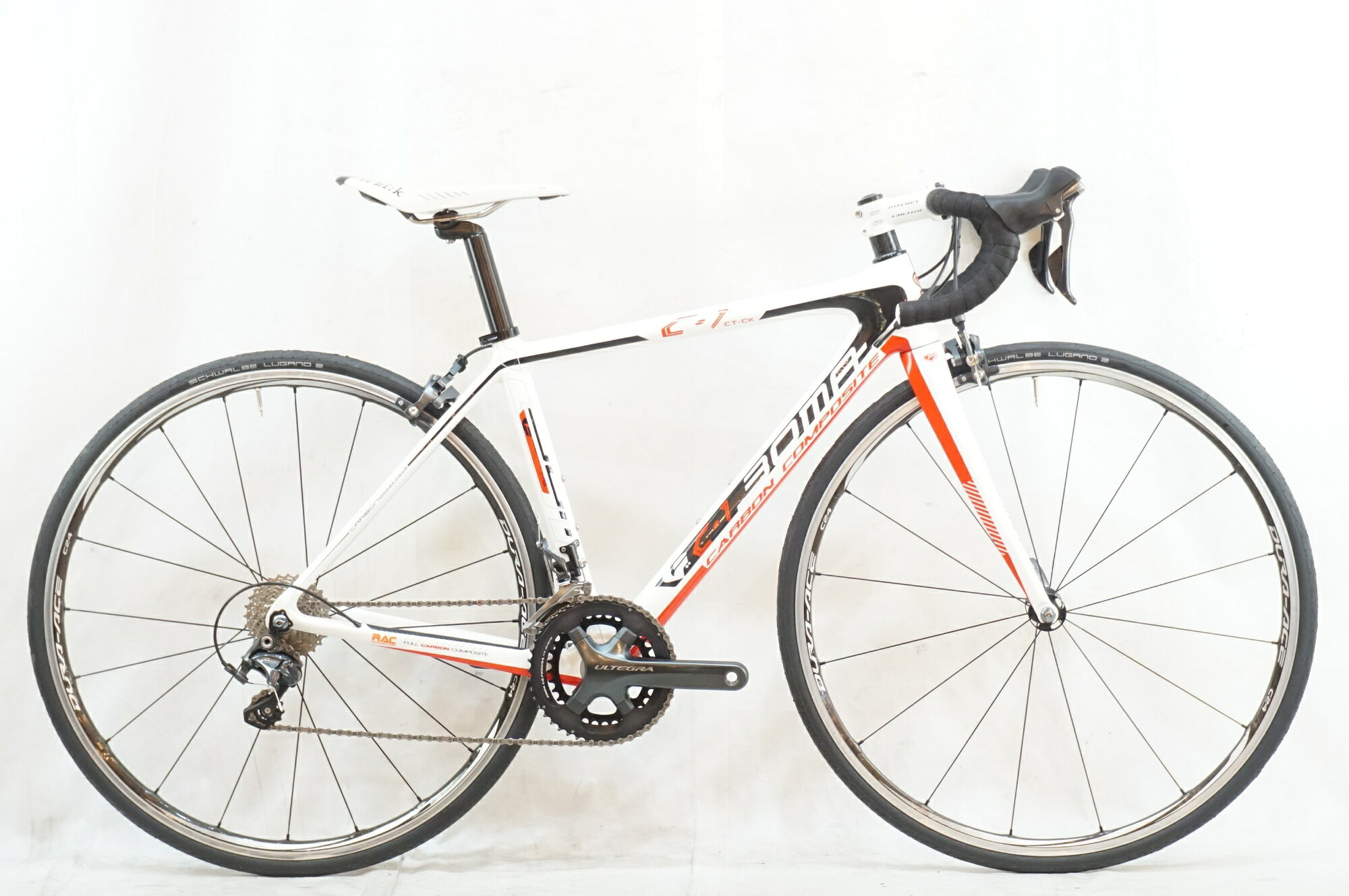 ■商品情報 メーカーサイズ:S シートチューブ(C-T):450mm トップチューブ(C-C):515mm(ホリゾンタル換算) 適応身長:155-165cm(目安) 重量:約8.6kg フレーム材質:カーボン フロントフォーク:カーボン メインコンポ:SHIMANO ULTEGRA 6800 クランク:46-34T 165mm スプロケット:11-28T シートポスト:31.6mm ハンドル:400mm ステム:80mm ホイール:SHIMANO DURA-ACE WH-9000 タイヤ:700x25C 変速段数:2x11 付属品:なし(ペダル付属なし) ■状態 使用に伴う小キズがございますが、比較的使用感は少ない状態でございます。 ダウンチューブ左側にタッチアップがございます。 ■注意事項【在庫について】 在庫管理は細心の注意を払い行なっておりますが、システムの都合により在庫有と表記の商品につきましても、実在庫の反映との時間差により在庫が無い場合がございます。弊社はそれに伴う全てにおいて一切の責任は負いかねます事、何卒ご了承くださいませ。ご注文頂きました商品のご用意が出来かねました場合は、お電話とメールにてキャンセルご承諾お願いのご連絡をさせて頂きます。【掲載画像について】撮影方法やお客様の閲覧環境により、実際の商品とは違った色の見え方となる場合がございます。上記理由による返品、変更、キャンセルは一切お受け致しかねますまたシステム等の不備により、商品ページに別商品が含まれている、別カラー・仕様が掲載されている、商品情報に誤表記がある場合がございますご不明点がございましたら必ずご注文前にお問い合わせくださいませ。