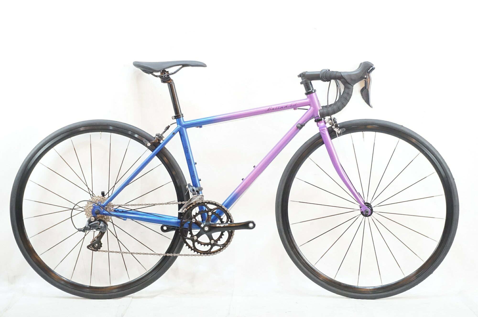 ■商品情報 メーカーサイズ:430 シートチューブ(C-T):430mm トップチューブ(C-C):510mm(ホリゾンタル換算) 適応身長:158-165cm(目安) 重量:約9.6kg フレーム材質:クロモリ フロントフォーク:クロモリ メインコンポ:SHIMANO SORA R3000 タイヤ:700x25C 変速段数:2x9 付属品:なし(ペダル付属なし) ■状態 多少の小キズがございますが、目立ったキズや使用感は少なく、非常に良好な状態でございます。 ■注意事項【在庫について】 在庫管理は細心の注意を払い行なっておりますが、システムの都合により在庫有と表記の商品につきましても、実在庫の反映との時間差により在庫が無い場合がございます。弊社はそれに伴う全てにおいて一切の責任は負いかねます事、何卒ご了承くださいませ。ご注文頂きました商品のご用意が出来かねました場合は、お電話とメールにてキャンセルご承諾お願いのご連絡をさせて頂きます。【掲載画像について】撮影方法やお客様の閲覧環境により、実際の商品とは違った色の見え方となる場合がございます。上記理由による返品、変更、キャンセルは一切お受け致しかねますまたシステム等の不備により、商品ページに別商品が含まれている、別カラー・仕様が掲載されている、商品情報に誤表記がある場合がございますご不明点がございましたら必ずご注文前にお問い合わせくださいませ。