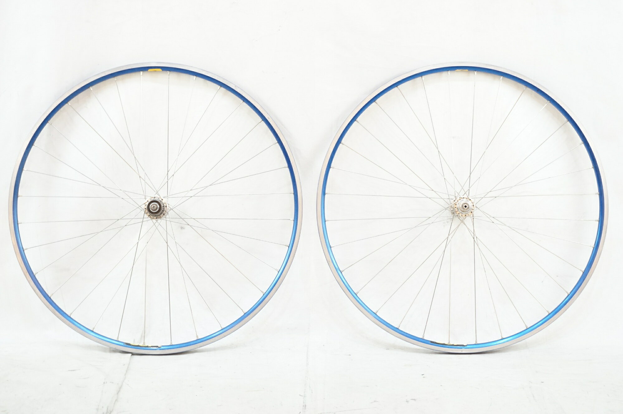 ■商品情報 サイズ：700C リム幅：内幅約15mm リムタイプ：クリンチャー フリータイプ：SHIMANO 8-10s 重量 F：約800g (タイヤなし) 重量 R：約950g (タイヤなし) エンド幅 F：100mm エンド幅 R：130mm ブレーキタイプ：リムブレーキ その他付属品：なし ■状態 使用に伴うキズ、ヨゴレ等がございます。 前後共に1ミリ程度の振れ、僅かな回転抵抗がございます。 全体的に落としきれない汚れがございます。 全体的にスポークテンションが少々緩い状態でございます。気になる場合は、調整の上ご使用下さい。 ■注意事項【在庫について】 在庫管理は細心の注意を払い行なっておりますが、システムの都合により在庫有と表記の商品につきましても、実在庫の反映との時間差により在庫が無い場合がございます。弊社はそれに伴う全てにおいて一切の責任は負いかねます事、何卒ご了承くださいませ。ご注文頂きました商品のご用意が出来かねました場合は、お電話とメールにてキャンセルご承諾お願いのご連絡をさせて頂きます。【掲載画像について】撮影方法やお客様の閲覧環境により、実際の商品とは違った色の見え方となる場合がございます。上記理由による返品、変更、キャンセルは一切お受け致しかねますまたシステム等の不備により、商品ページに別商品が含まれている、別カラー・仕様が掲載されている、商品情報に誤表記がある場合がございますご不明点がございましたら必ずご注文前にお問い合わせくださいませ。