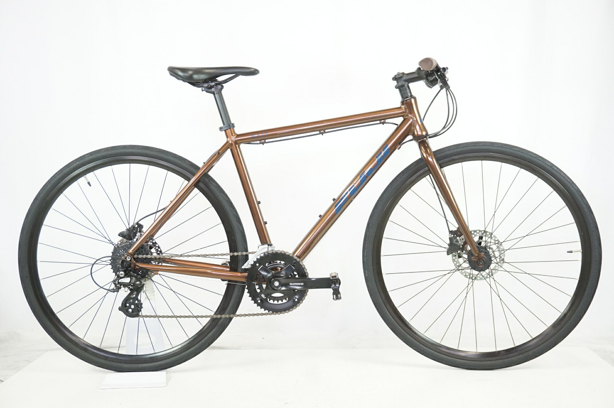 ■商品情報 メーカーサイズ:19 シートチューブ(C-T): 483mm トップチューブ(C-C):555mm(ホリゾンタル換算) 適応身長:170-180cm(目安) 重量:約12kg フレーム材質:アルミ フロントフォーク:クロモリ レバー:純正 フロントディレイラー:SHIMANO TY-710 リアディレイラー:SHIMANO ALTUS ブレーキ:SHIMANO MT-200 クランク:SHIMANO TY-5012 46-30T 170mm スプロケット:SHIMANO 11-32T シートポスト:純正 27.2mm ハンドル:純正 550mm ステム:純正 100mm サドル:純正 ホイール:純正 タイヤ:700x32C 変速段数:2x8 付属品:ペダル ■状態 ・整備済みの車体でございます。 ・使用に伴う傷等はございますが、各部動作良好な状態です。 ※掲載画像以外にもキズや汚れはございますが、写真の掲載可能枚数の都合上、目立つ箇所を優先的に抜粋しております。 ■注意事項【在庫について】 在庫管理は細心の注意を払い行なっておりますが、システムの都合により在庫有と表記の商品につきましても、実在庫の反映との時間差により在庫が無い場合がございます。弊社はそれに伴う全てにおいて一切の責任は負いかねます事、何卒ご了承くださいませ。ご注文頂きました商品のご用意が出来かねました場合は、お電話とメールにてキャンセルご承諾お願いのご連絡をさせて頂きます。【掲載画像について】撮影方法やお客様の閲覧環境により、実際の商品とは違った色の見え方となる場合がございます。上記理由による返品、変更、キャンセルは一切お受け致しかねますまたシステム等の不備により、商品ページに別商品が含まれている、別カラー・仕様が掲載されている、商品情報に誤表記がある場合がございますご不明点がございましたら必ずご注文前にお問い合わせくださいませ。