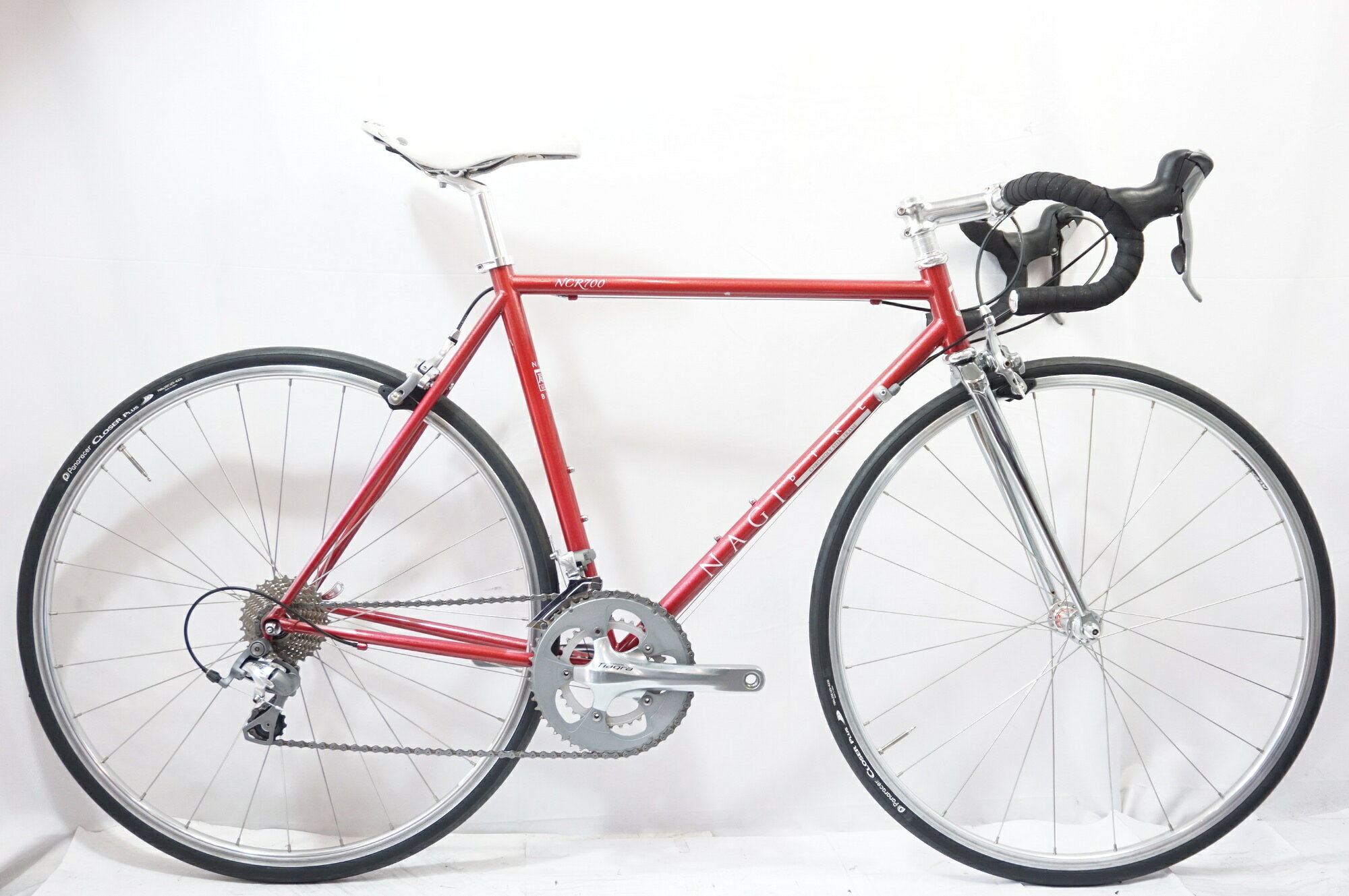 ■商品情報 シートチューブ(C-T): 520mm トップチューブ(C-C):545mm(ホリゾンタル換算) 適応身長:170-180cm(目安) 重量:約9.7kg フレーム材質:クロモリ フロントフォーク:クロモリ メインコンポ:SHIMANO TIAGRA 4600 クランク:50-34T 170mm スプロケット:12-28T シートポスト:27.2mm ハンドル:400mm ステム:100mm タイヤ:700x25C 変速段数:2x10 付属品:なし(ペダル付属なし) ■状態 使用に伴うキズやヨゴレ、使用感がございますが、動作に支障はございません。 シートポストにサビがございます。 サドルに汚れ、破れがございます。 ■注意事項【在庫について】 在庫管理は細心の注意を払い行なっておりますが、システムの都合により在庫有と表記の商品につきましても、実在庫の反映との時間差により在庫が無い場合がございます。弊社はそれに伴う全てにおいて一切の責任は負いかねます事、何卒ご了承くださいませ。ご注文頂きました商品のご用意が出来かねました場合は、お電話とメールにてキャンセルご承諾お願いのご連絡をさせて頂きます。【掲載画像について】撮影方法やお客様の閲覧環境により、実際の商品とは違った色の見え方となる場合がございます。上記理由による返品、変更、キャンセルは一切お受け致しかねますまたシステム等の不備により、商品ページに別商品が含まれている、別カラー・仕様が掲載されている、商品情報に誤表記がある場合がございますご不明点がございましたら必ずご注文前にお問い合わせくださいませ。