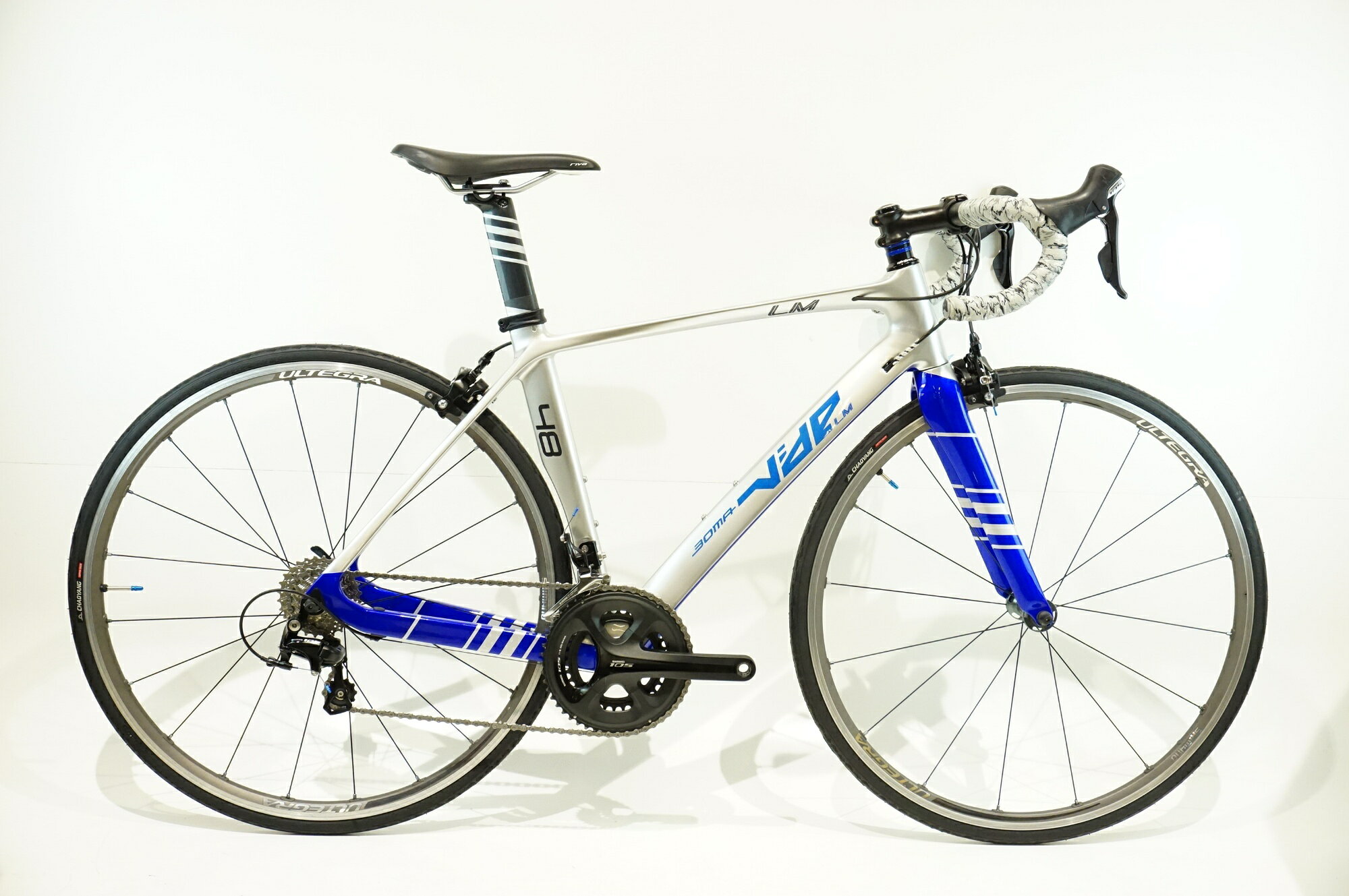 ■商品情報 メーカーサイズ:M(480) シートチューブ(C-T): 480mm トップチューブ(C-C):520mm(ホリゾンタル換算) 適応身長:160-170cm(目安) 重量:約8.3kg フレーム材質:カーボン フロントフォーク:カーボン レバー:SHIMANO 105 5800 フロントディレイラー:SHIMANO 105 5800 リアディレイラー:SHIMANO 105 5800 ブレーキ:SHIMANO 105 5800 クランク:50-34T 170mm スプロケット:11-28T ハンドル:420mm ステム:90mm ホイール:SHIMANO ULTEGRA 6800(定価38,641円) タイヤ:700x25C 変速段数:2x11 付属品:なし(ペダル付属なし) ■状態 使用に伴うキズやヨゴレがございますが、全体的に使用感は少なく状態良好です。 前後タイヤを新品に交換しています。 掲載画像以外にも細かい傷や多少の汚れがございます。 ■注意事項【在庫について】 在庫管理は細心の注意を払い行なっておりますが、システムの都合により在庫有と表記の商品につきましても、実在庫の反映との時間差により在庫が無い場合がございます。弊社はそれに伴う全てにおいて一切の責任は負いかねます事、何卒ご了承くださいませ。ご注文頂きました商品のご用意が出来かねました場合は、お電話とメールにてキャンセルご承諾お願いのご連絡をさせて頂きます。【掲載画像について】撮影方法やお客様の閲覧環境により、実際の商品とは違った色の見え方となる場合がございます。上記理由による返品、変更、キャンセルは一切お受け致しかねますまたシステム等の不備により、商品ページに別商品が含まれている、別カラー・仕様が掲載されている、商品情報に誤表記がある場合がございますご不明点がございましたら必ずご注文前にお問い合わせくださいませ。