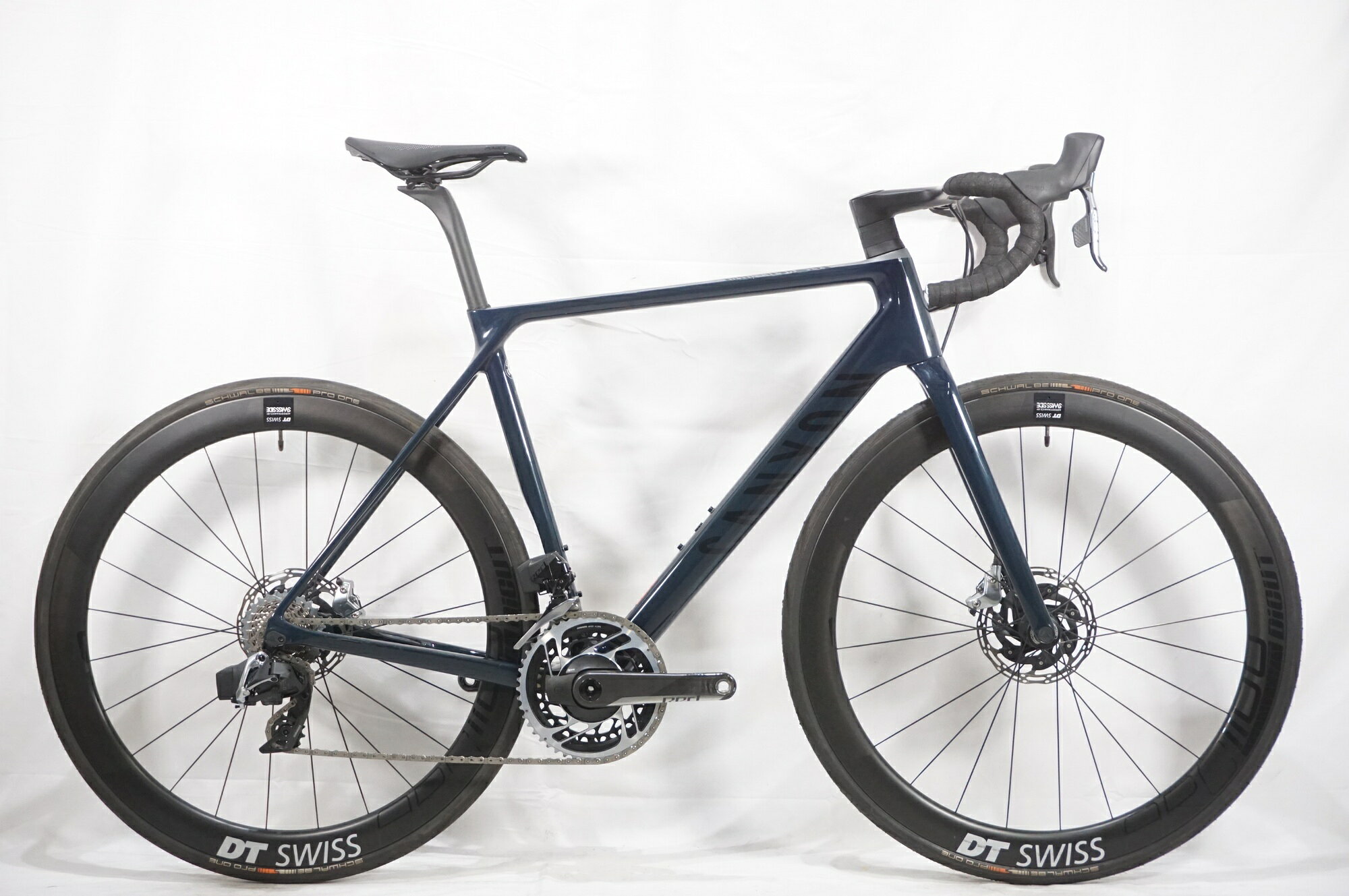 ■商品情報メーカーサイズ:Mシートチューブ(C-T): 520mmトップチューブ(C-C):550mm(ホリゾンタル換算)適応身長:177-184cm(目安)重量:約7.2kgフレーム材質:カーボンフロントフォーク:カーボンレバー:SRAM RED AXS D1フロントディレイラー:SRAM RED AXS D1リアディレイラー:SRAM RED AXS D1ブレーキ:SRAM RED AXS D1クランク:SRAM RED AXS D1 48-35T 172.5mmスプロケット:SRAM RED CS-XG-1290 10-28Tシートポスト:純正 27.2mmハンドル:純正(ステム一体型) 410mmステム:100mmサドル:SPECIALIZED POWERホイール:DT SWISS ARC1100タイヤ:700x25C変速段数:2x12付属品:バッテリーチャージャー(ペダル付属なし)■状態使用に伴うキズやヨゴレがございますが、比較的状態良好です。シートポストのダストカバーが破損しております。ブラケットカバーが緩くなっております。QUARQパワーメーターがついております。■注意事項【在庫について】 在庫管理は細心の注意を払い行なっておりますが、システムの都合により在庫有と表記の商品につきましても、実在庫の反映との時間差により在庫が無い場合がございます。弊社はそれに伴う全てにおいて一切の責任は負いかねます事、何卒ご了承くださいませ。ご注文頂きました商品のご用意が出来かねました場合は、お電話とメールにてキャンセルご承諾お願いのご連絡をさせて頂きます。【掲載画像について】撮影方法やお客様の閲覧環境により、実際の商品とは違った色の見え方となる場合がございます。上記理由による返品、変更、キャンセルは一切お受け致しかねますまたシステム等の不備により、商品ページに別商品が含まれている、別カラー・仕様が掲載されている、商品情報に誤表記がある場合がございますご不明点がございましたら必ずご注文前にお問い合わせくださいませ。