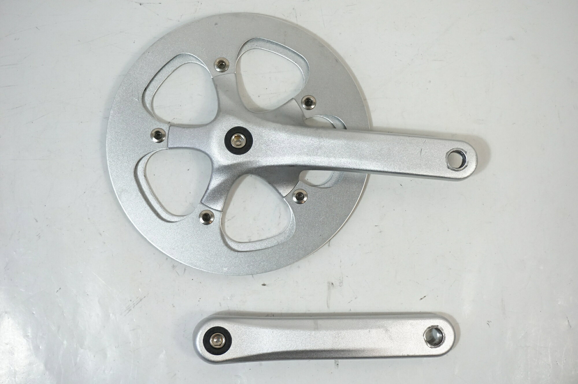 ■商品情報 ・48T/170mm ■状態 ・使用に伴うキズ、ヨゴレがございます。 ■付属品 ・掲載しているものがすべてになります。 ■注意事項【在庫について】 在庫管理は細心の注意を払い行なっておりますが、システムの都合により在庫有と表記の商品につきましても、実在庫の反映との時間差により在庫が無い場合がございます。弊社はそれに伴う全てにおいて一切の責任は負いかねます事、何卒ご了承くださいませ。ご注文頂きました商品のご用意が出来かねました場合は、お電話とメールにてキャンセルご承諾お願いのご連絡をさせて頂きます。【掲載画像について】撮影方法やお客様の閲覧環境により、実際の商品とは違った色の見え方となる場合がございます。上記理由による返品、変更、キャンセルは一切お受け致しかねますまたシステム等の不備により、商品ページに別商品が含まれている、別カラー・仕様が掲載されている、商品情報に誤表記がある場合がございますご不明点がございましたら必ずご注文前にお問い合わせくださいませ。
