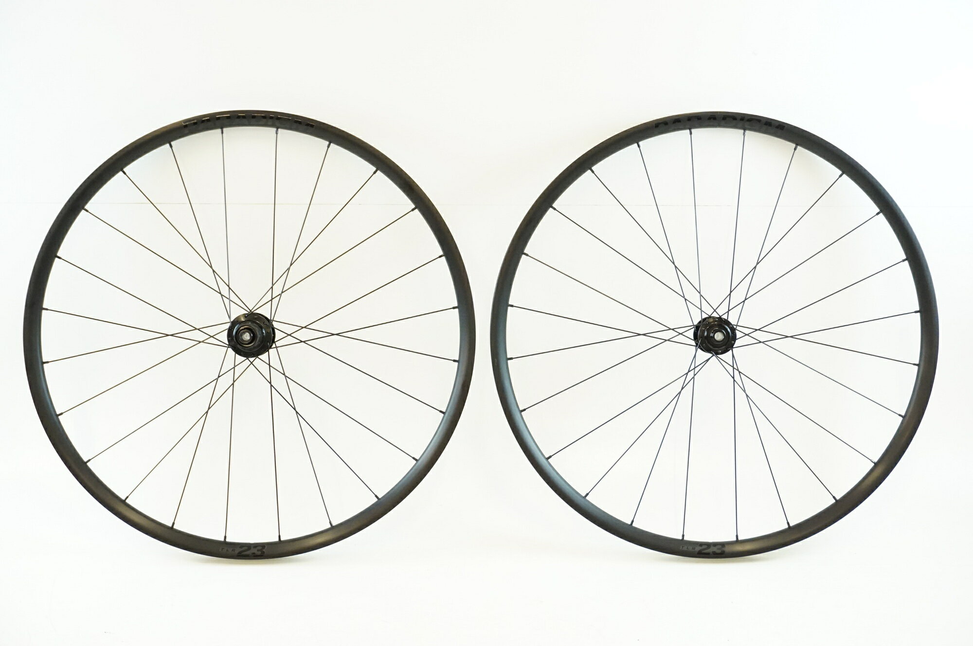 ■商品情報 サイズ：700c 622x23TC リムタイプ：クリンチャー,TUBLESS READY フリータイプ：SHIMANO 11速 重量 F：約850g（実測） 重量 R：約1050g（実測） エンド幅 F：100mm(φ12)スルーアクスル エンド幅 R：142mm(φ12)スルーアクスル ブレーキタイプ：ディスクブレーキ(センターロック) ■状態 ・振れ1mm程度です。ハブの回転にガタ/ゴリ感は見られません。 ・掲載画像以外にも細かい傷や多少の汚れがございます。 ■注意事項【在庫について】 在庫管理は細心の注意を払い行なっておりますが、システムの都合により在庫有と表記の商品につきましても、実在庫の反映との時間差により在庫が無い場合がございます。弊社はそれに伴う全てにおいて一切の責任は負いかねます事、何卒ご了承くださいませ。ご注文頂きました商品のご用意が出来かねました場合は、お電話とメールにてキャンセルご承諾お願いのご連絡をさせて頂きます。【掲載画像について】撮影方法やお客様の閲覧環境により、実際の商品とは違った色の見え方となる場合がございます。上記理由による返品、変更、キャンセルは一切お受け致しかねますまたシステム等の不備により、商品ページに別商品が含まれている、別カラー・仕様が掲載されている、商品情報に誤表記がある場合がございますご不明点がございましたら必ずご注文前にお問い合わせくださいませ。