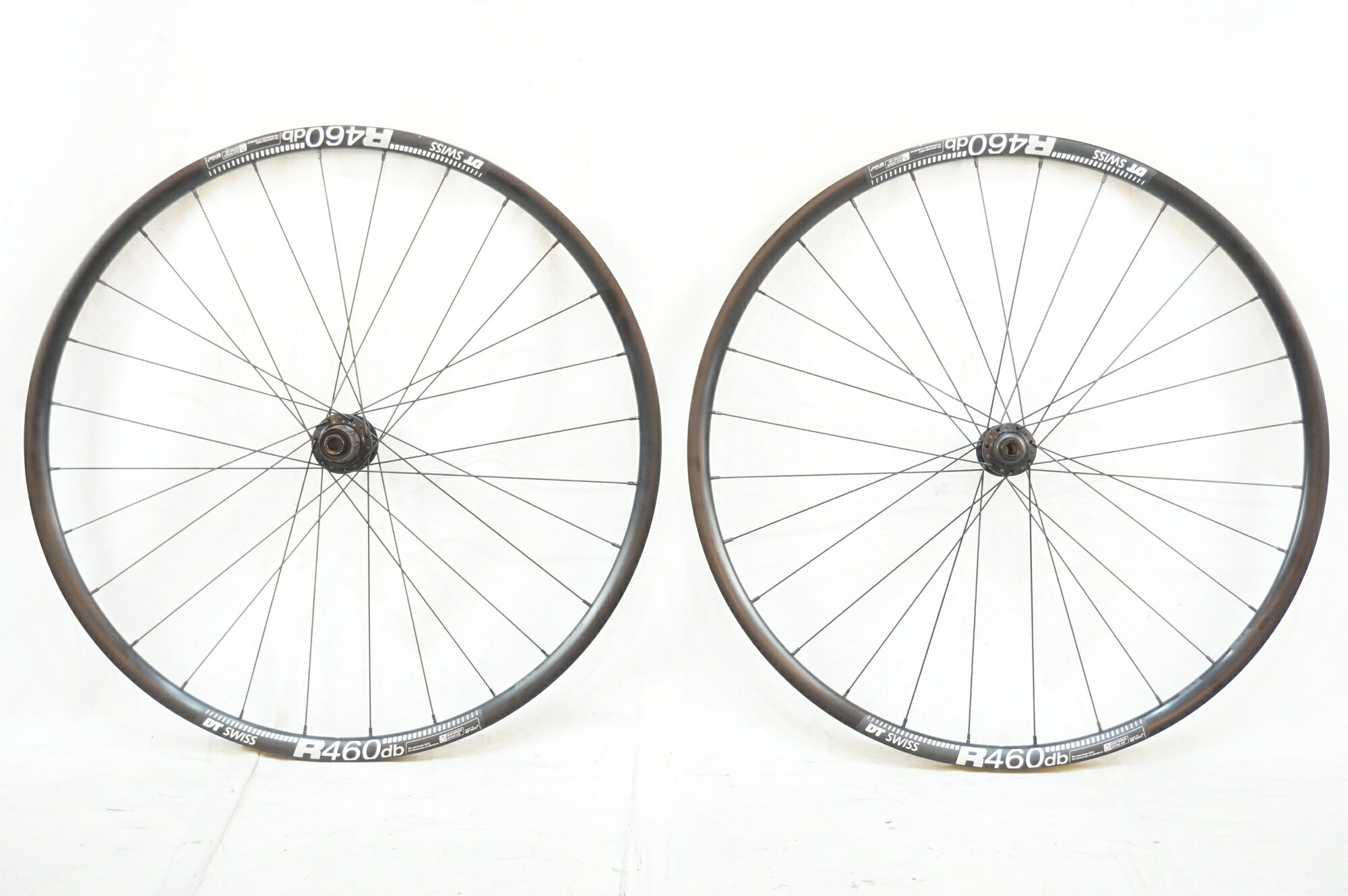 ■商品情報 サイズ：700C リム幅：18mm リムタイプ：クリンチャー フリータイプ：SHIMANO / SRAM 11S 重量 F：約850g (タイヤなし) 重量 R：約1200g (タイヤなし) エンド幅 F：100mm エンド幅 R：142mm ブレーキタイプ：ディスクブレーキ(センターロック) その他付属品：なし ■状態 目立ったキズや使用感は少なく、良好な状態でございます。 前後共に1ミリ程度の振れがございます。 ■注意事項【在庫について】 在庫管理は細心の注意を払い行なっておりますが、システムの都合により在庫有と表記の商品につきましても、実在庫の反映との時間差により在庫が無い場合がございます。弊社はそれに伴う全てにおいて一切の責任は負いかねます事、何卒ご了承くださいませ。ご注文頂きました商品のご用意が出来かねました場合は、お電話とメールにてキャンセルご承諾お願いのご連絡をさせて頂きます。【掲載画像について】撮影方法やお客様の閲覧環境により、実際の商品とは違った色の見え方となる場合がございます。上記理由による返品、変更、キャンセルは一切お受け致しかねますまたシステム等の不備により、商品ページに別商品が含まれている、別カラー・仕様が掲載されている、商品情報に誤表記がある場合がございますご不明点がございましたら必ずご注文前にお問い合わせくださいませ。