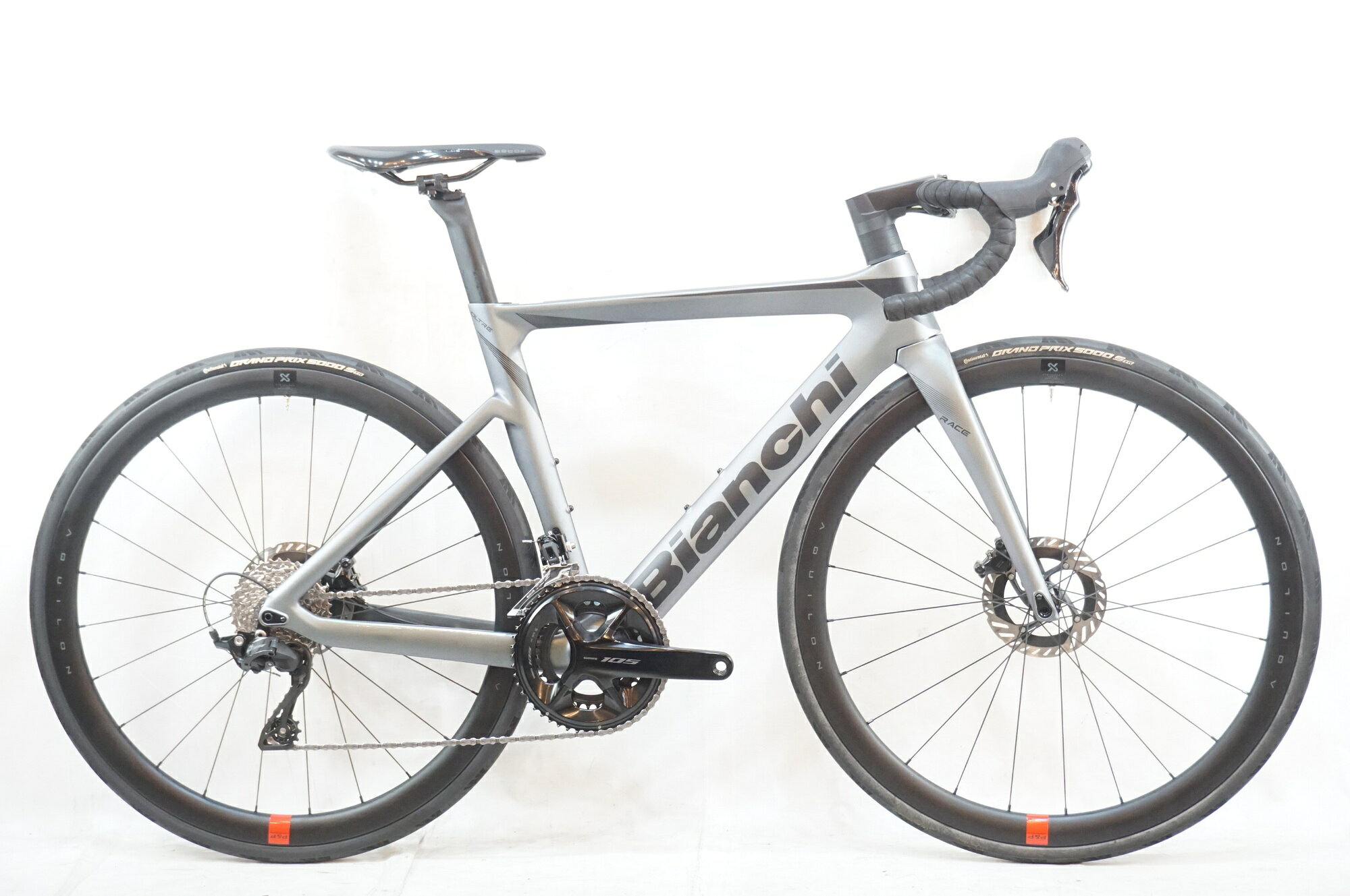 ■商品情報 メーカーサイズ:500 シートチューブ(C-T):470mm トップチューブ(C-C):525mm(ホリゾンタル換算) 適応身長:165-175cm(目安) 重量:約8.3kg フレーム材質:カーボン フロントフォーク:カーボン メインコンポ:SHIMANO 105 R7100 クランク:50-34T 170mm スプロケット:11-34T シートポスト:専用 ハンドル:400mm ステム:90mm ホイール:P&P COMPONENTS AQUILON タイヤ:700x30C 変速段数:2x12 付属品:なし(ペダル付属なし) ■状態 使用に伴うキズやヨゴレがございます。 BBシェルにチェーン落ちキズがございます。 フロントフォーク左側に塗装欠け、タッチアップがございます。 チューブレスタイヤをクリンチャーとして運用しております。 タイヤ内に固まったシーラントがございます。 ■注意事項【在庫について】 在庫管理は細心の注意を払い行なっておりますが、システムの都合により在庫有と表記の商品につきましても、実在庫の反映との時間差により在庫が無い場合がございます。弊社はそれに伴う全てにおいて一切の責任は負いかねます事、何卒ご了承くださいませ。ご注文頂きました商品のご用意が出来かねました場合は、お電話とメールにてキャンセルご承諾お願いのご連絡をさせて頂きます。【掲載画像について】撮影方法やお客様の閲覧環境により、実際の商品とは違った色の見え方となる場合がございます。上記理由による返品、変更、キャンセルは一切お受け致しかねますまたシステム等の不備により、商品ページに別商品が含まれている、別カラー・仕様が掲載されている、商品情報に誤表記がある場合がございますご不明点がございましたら必ずご注文前にお問い合わせくださいませ。
