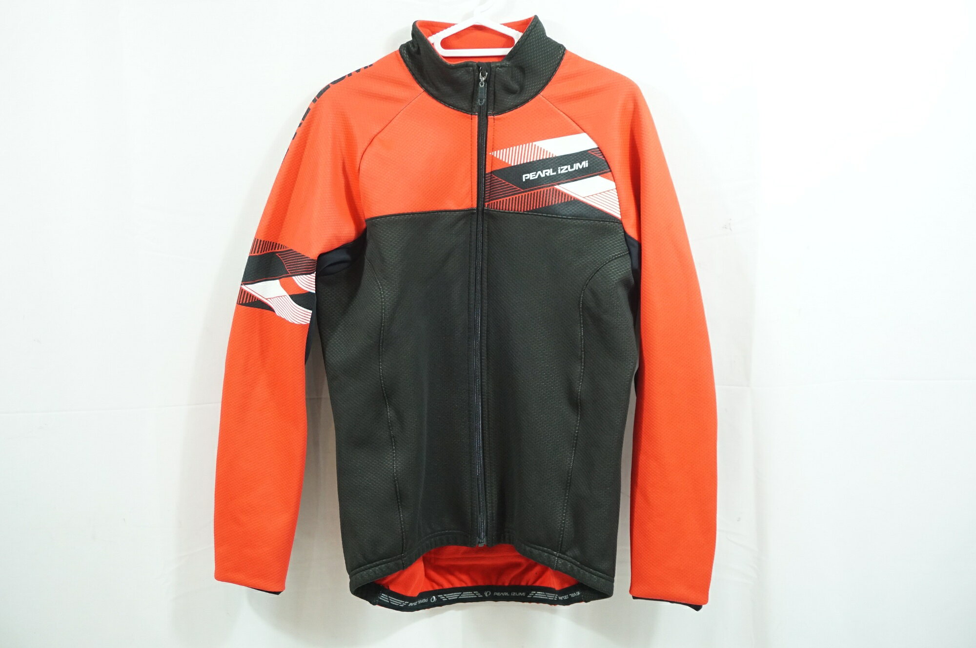 ■商品情報 ・ウインタージャケット ・Lサイズ/BK/RED ■状態 ・使用に伴うキズ、ヨゴレがございます。 ■付属品 ・掲載しているものがすべてになります。 ■注意事項【在庫について】 在庫管理は細心の注意を払い行なっておりますが、システムの都合により在庫有と表記の商品につきましても、実在庫の反映との時間差により在庫が無い場合がございます。弊社はそれに伴う全てにおいて一切の責任は負いかねます事、何卒ご了承くださいませ。ご注文頂きました商品のご用意が出来かねました場合は、お電話とメールにてキャンセルご承諾お願いのご連絡をさせて頂きます。【掲載画像について】撮影方法やお客様の閲覧環境により、実際の商品とは違った色の見え方となる場合がございます。上記理由による返品、変更、キャンセルは一切お受け致しかねますまたシステム等の不備により、商品ページに別商品が含まれている、別カラー・仕様が掲載されている、商品情報に誤表記がある場合がございますご不明点がございましたら必ずご注文前にお問い合わせくださいませ。