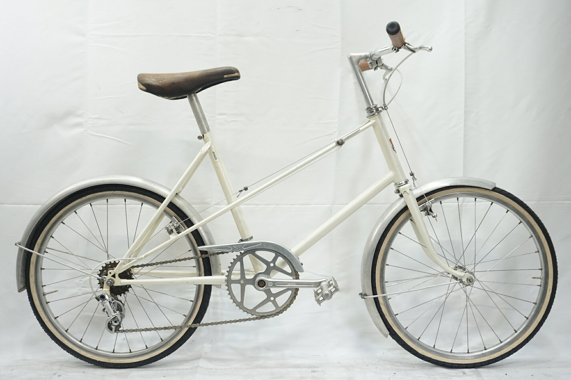 ■商品情報メーカーサイズ:20インチシートチューブ(C-T): 420mmトップチューブ(C-C):465mm(ホリゾンタル換算)適応身長:150-175cm(目安)重量:約9.7kgフレーム材質:クロモリフロントフォーク:クロモリシフター:CAMPAGNOLOリアディレイラー:CAMPAGNOLO NUOVO RECORDブレーキ:MAFACクランク:SUGINO IDOL 48T 165mmスプロケット:15-25Tシートポスト:不明ハンドル:不明ステム:NITTO TECHNOMICサドル:SELLE ITALIA TURBO ホイール:SANSINハブホイールタイヤ:20×1 1/8変速段数:1x5付属品:ペダル■状態使用に伴うキズやヨゴレがございます。プーリーに割れがございます。クランクボルトキャップが欠品しております。■配送方法 ※アートセッティングデリバリー家財おまかせ便便での配送となります。 ■注意事項【在庫について】 在庫管理は細心の注意を払い行なっておりますが、システムの都合により在庫有と表記の商品につきましても、実在庫の反映との時間差により在庫が無い場合がございます。弊社はそれに伴う全てにおいて一切の責任は負いかねます事、何卒ご了承くださいませ。ご注文頂きました商品のご用意が出来かねました場合は、お電話とメールにてキャンセルご承諾お願いのご連絡をさせて頂きます。【掲載画像について】撮影方法やお客様の閲覧環境により、実際の商品とは違った色の見え方となる場合がございます。上記理由による返品、変更、キャンセルは一切お受け致しかねますまたシステム等の不備により、商品ページに別商品が含まれている、別カラー・仕様が掲載されている、商品情報に誤表記がある場合がございますご不明点がございましたら必ずご注文前にお問い合わせくださいませ。
