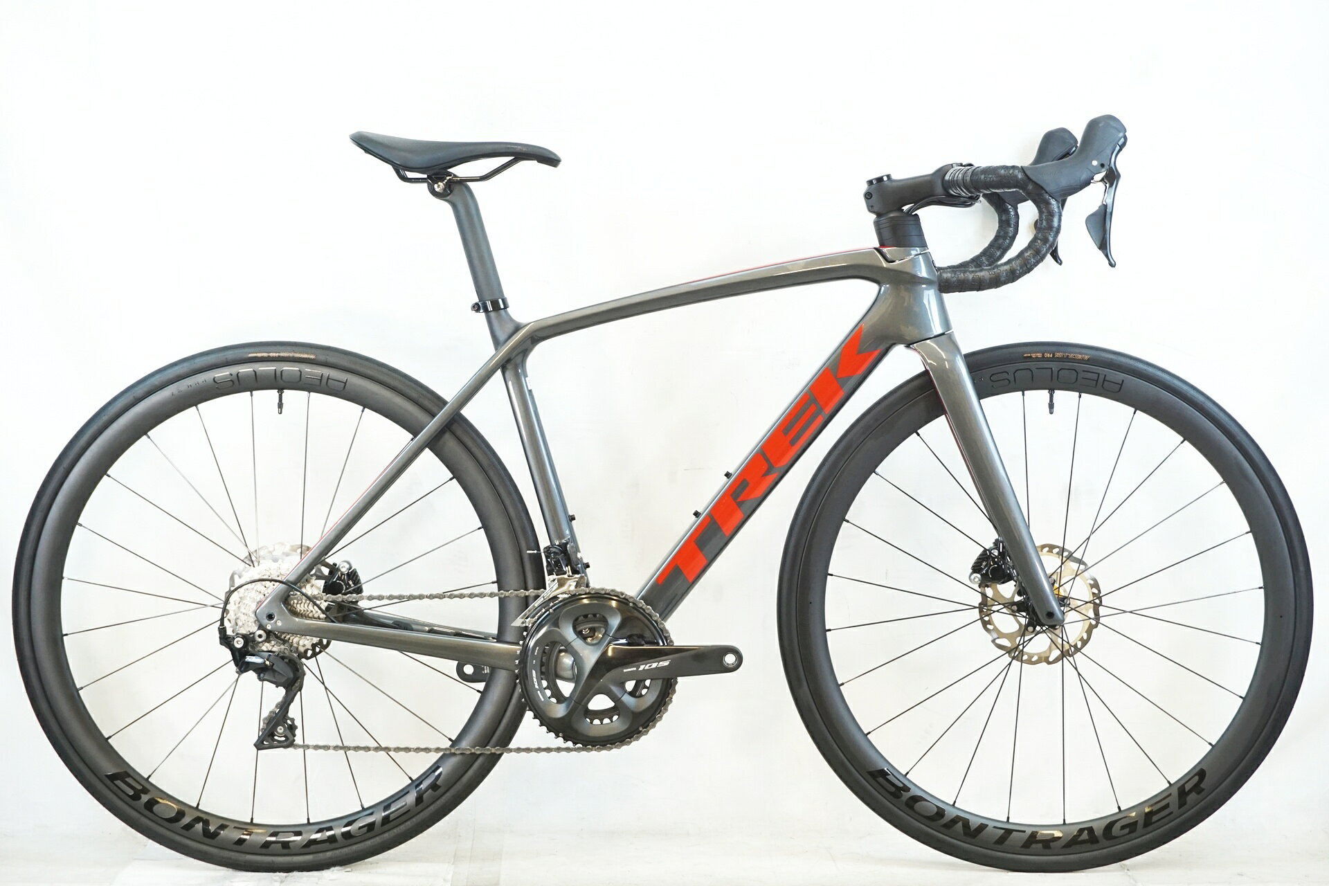 ■商品情報メーカーサイズ:52シートチューブ(C-T): 483mmトップチューブ(C-C):534mm(ホリゾンタル換算)適応身長:170-178cm(目安)重量:約kgフレーム材質:カーボンフロントフォーク:カーボンレバー:SHIMANO 105 R7025フロントディレイラー:SHIMANO 105 R7000リアディレイラー:SHIMANO 105 R7000ブレーキ:SHIMANO 105 R7070クランク:SHIMANO 105 R7000 50-34T 170mmスプロケット:SHIMANO 105 R7000 11-32Tシートポスト:シートマスト 専用ハンドル:純正 400mmステム:純正 100mmサドル:BONTRAGER VERSE COMPホイール:BONTRAGER AEOUS PRO 37タイヤ:700x28C変速段数:2x11付属品:なし(ペダル付属なし)■状態使用に伴うキズやヨゴレがございますが、比較的状態良好です。フレームの赤ライン塗装に一部剥がれがございます。シートマストがロングタイプになりますので適正身長が標準より高くなります。■配送方法 ※アートセッティングデリバリー家財おまかせ便での配送となります。 ■注意事項【在庫について】 在庫管理は細心の注意を払い行なっておりますが、システムの都合により在庫有と表記の商品につきましても、実在庫の反映との時間差により在庫が無い場合がございます。弊社はそれに伴う全てにおいて一切の責任は負いかねます事、何卒ご了承くださいませ。ご注文頂きました商品のご用意が出来かねました場合は、お電話とメールにてキャンセルご承諾お願いのご連絡をさせて頂きます。【掲載画像について】撮影方法やお客様の閲覧環境により、実際の商品とは違った色の見え方となる場合がございます。上記理由による返品、変更、キャンセルは一切お受け致しかねますまたシステム等の不備により、商品ページに別商品が含まれている、別カラー・仕様が掲載されている、商品情報に誤表記がある場合がございますご不明点がございましたら必ずご注文前にお問い合わせくださいませ。