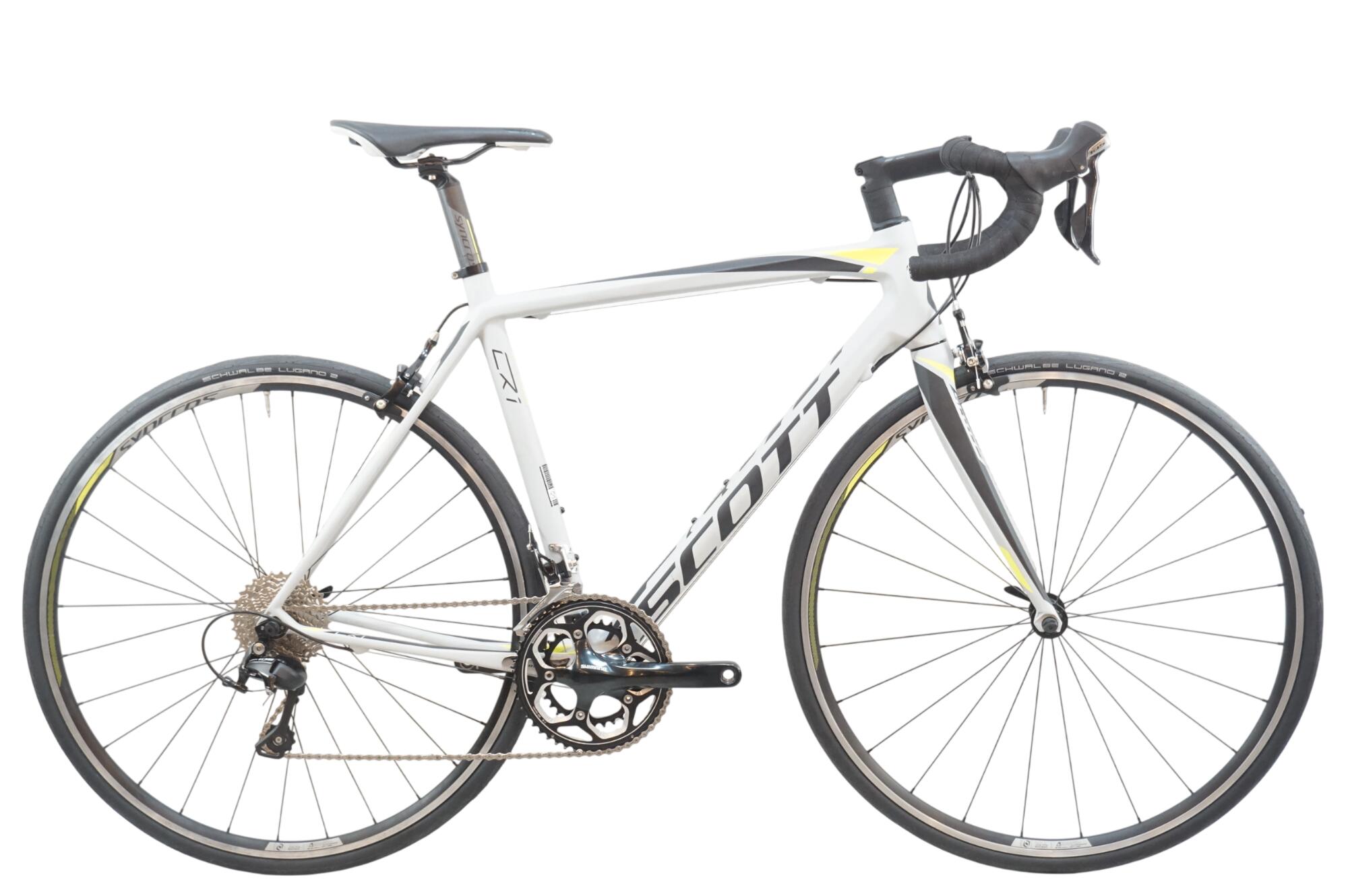 ■商品情報 メーカーサイズ:54 シートチューブ(C-T):540mm トップチューブ(C-C):545mm(ホリゾンタル換算) 適応身長:175-180cm(目安) 重量:約9.3kg フレーム材質:カーボン フロントフォーク:カーボン メインコンポ:SHIMANO 105 5800 クランク:50-34T 172.5mm スプロケット:11-32T シートポスト:31.6mm ハンドル:420mm ステム:110mm タイヤ:700x25C 変速段数:2x11 付属品:なし(ペダル付属なし) ■状態 使用に伴うキズやヨゴレがございます。 右ブラケットカバーに目立つ傷がございます。 ヘッドに回転抵抗がございます。 ■注意事項【在庫について】 在庫管理は細心の注意を払い行なっておりますが、システムの都合により在庫有と表記の商品につきましても、実在庫の反映との時間差により在庫が無い場合がございます。弊社はそれに伴う全てにおいて一切の責任は負いかねます事、何卒ご了承くださいませ。ご注文頂きました商品のご用意が出来かねました場合は、お電話とメールにてキャンセルご承諾お願いのご連絡をさせて頂きます。【掲載画像について】撮影方法やお客様の閲覧環境により、実際の商品とは違った色の見え方となる場合がございます。上記理由による返品、変更、キャンセルは一切お受け致しかねますまたシステム等の不備により、商品ページに別商品が含まれている、別カラー・仕様が掲載されている、商品情報に誤表記がある場合がございますご不明点がございましたら必ずご注文前にお問い合わせくださいませ。