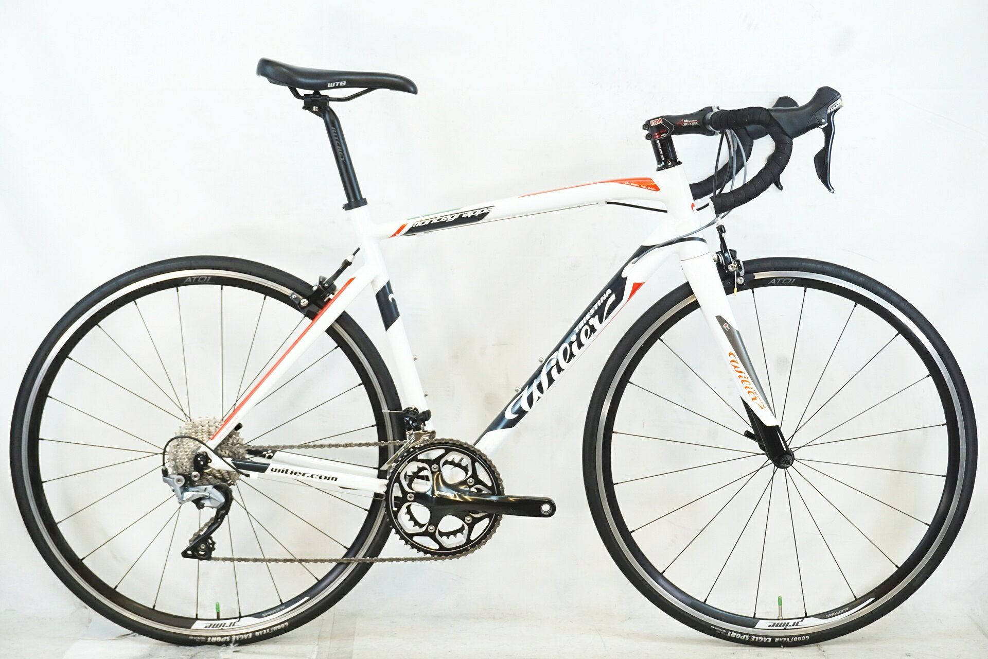 ■商品情報メーカーサイズ:Mシートチューブ(C-T): 520mmトップチューブ(C-C):540mm(ホリゾンタル換算)適応身長:170-180cm(目安)重量:約8.85kgフレーム材質:アルミフロントフォーク:カーボンレバー:SHIMANO 105 5800フロントディレイラー:SHIMANO 105 R7000リアディレイラー:SHIMANO 105 R7000ブレーキ:SHIMANOクランク:SHIMANO FC-R565 50-34T 172.5mmスプロケット:SHIMANO CS-FG700 11-34Tシートポスト:RITCEY 27.2mmハンドル:FSA OMEGA 400mmステム:ITM EUER 90mmサドル:WTB VOLTホイール:PRIME AT01タイヤ:700x25C変速段数:2x11付属品:なし(ペダル付属なし)■状態使用に伴うキズやヨゴレがございます。フロントフォークはWILIER使用、保管による小傷、落ちない汚れがございます。STIレバーにガリ傷がございます。 ■注意事項【在庫について】 在庫管理は細心の注意を払い行なっておりますが、システムの都合により在庫有と表記の商品につきましても、実在庫の反映との時間差により在庫が無い場合がございます。弊社はそれに伴う全てにおいて一切の責任は負いかねます事、何卒ご了承くださいませ。ご注文頂きました商品のご用意が出来かねました場合は、お電話とメールにてキャンセルご承諾お願いのご連絡をさせて頂きます。【掲載画像について】撮影方法やお客様の閲覧環境により、実際の商品とは違った色の見え方となる場合がございます。上記理由による返品、変更、キャンセルは一切お受け致しかねますまたシステム等の不備により、商品ページに別商品が含まれている、別カラー・仕様が掲載されている、商品情報に誤表記がある場合がございますご不明点がございましたら必ずご注文前にお問い合わせくださいませ。