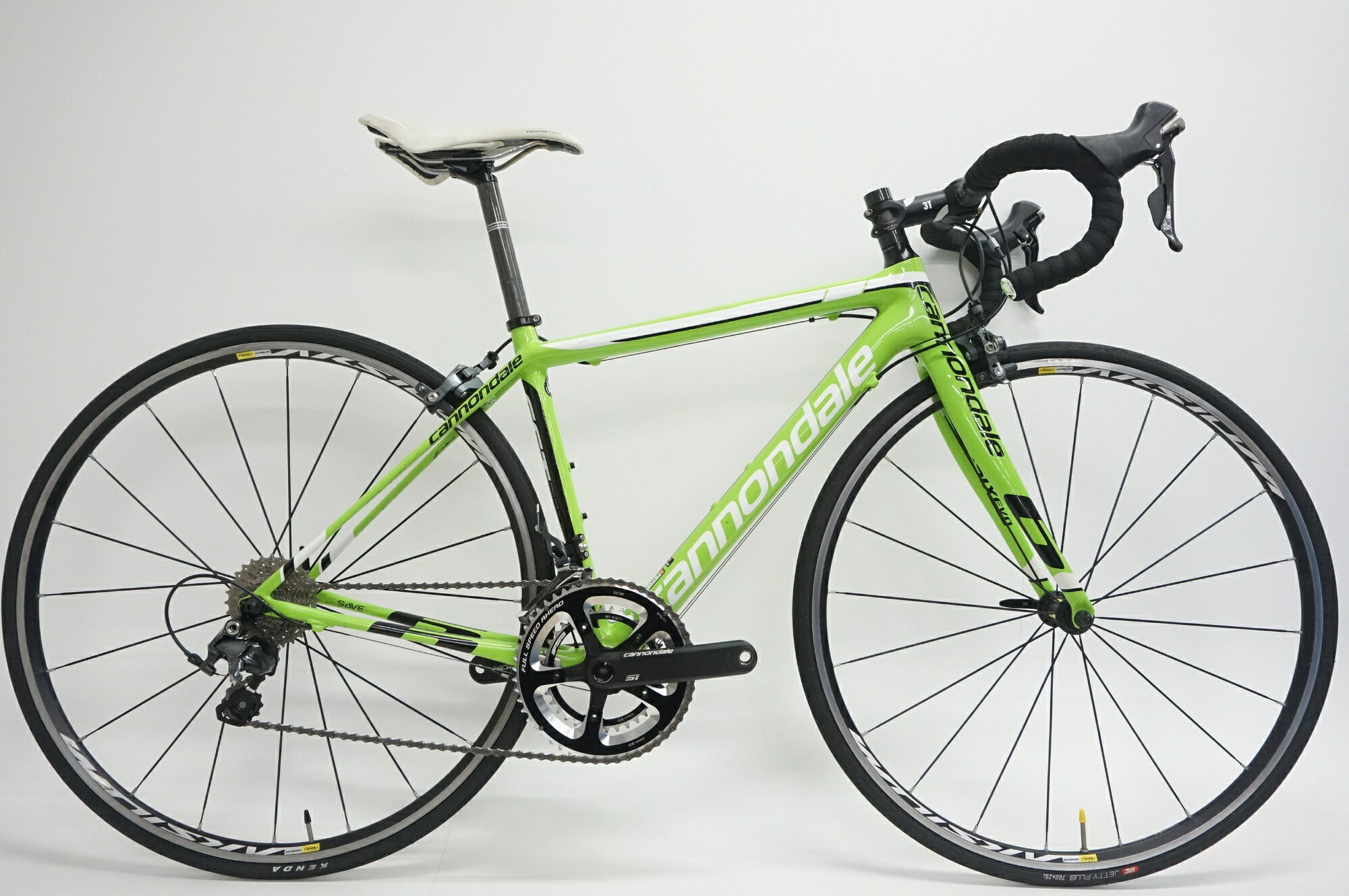■商品情報 メーカーサイズ:44 シートチューブ(C-T): 400mm トップチューブ(C-C):494mm(ホリゾンタル換算) 適応身長:150-160cm(目安) 重量:約7.5kg フレーム材質:カーボン フロントフォーク:カーボン レバー:SHIMANO ULTEGRA 6800 フロントディレイラー:SHIMANO ULTEGRA 6800 リアディレイラー:SHIMANO ULTEGRA 6800 ブレーキ:SHIMANO ULTEGRA 6800 クランク:CANNONDALE 52-36T 165mm スプロケット:SHIMANO ULTEGRA 6800 11-28T シートポスト:SHIMANO ULTEGRA 6800 27.2mm ハンドル:3T 400mm ステム:3T 100mm サドル:SPECOALIZED ホイール:MAVIC AKSIUM タイヤ:700x25C 変速段数:2x11 付属品:なし(ペダル付属なし) ■状態 使用に伴うキズやヨゴレ、使用感がございますが、走行に支障はございません。 バーテープとチェーンは新品となります。 左レバーが空打ちする場合があります。 ■注意事項【在庫について】 在庫管理は細心の注意を払い行なっておりますが、システムの都合により在庫有と表記の商品につきましても、実在庫の反映との時間差により在庫が無い場合がございます。弊社はそれに伴う全てにおいて一切の責任は負いかねます事、何卒ご了承くださいませ。ご注文頂きました商品のご用意が出来かねました場合は、お電話とメールにてキャンセルご承諾お願いのご連絡をさせて頂きます。【掲載画像について】撮影方法やお客様の閲覧環境により、実際の商品とは違った色の見え方となる場合がございます。上記理由による返品、変更、キャンセルは一切お受け致しかねますまたシステム等の不備により、商品ページに別商品が含まれている、別カラー・仕様が掲載されている、商品情報に誤表記がある場合がございますご不明点がございましたら必ずご注文前にお問い合わせくださいませ。