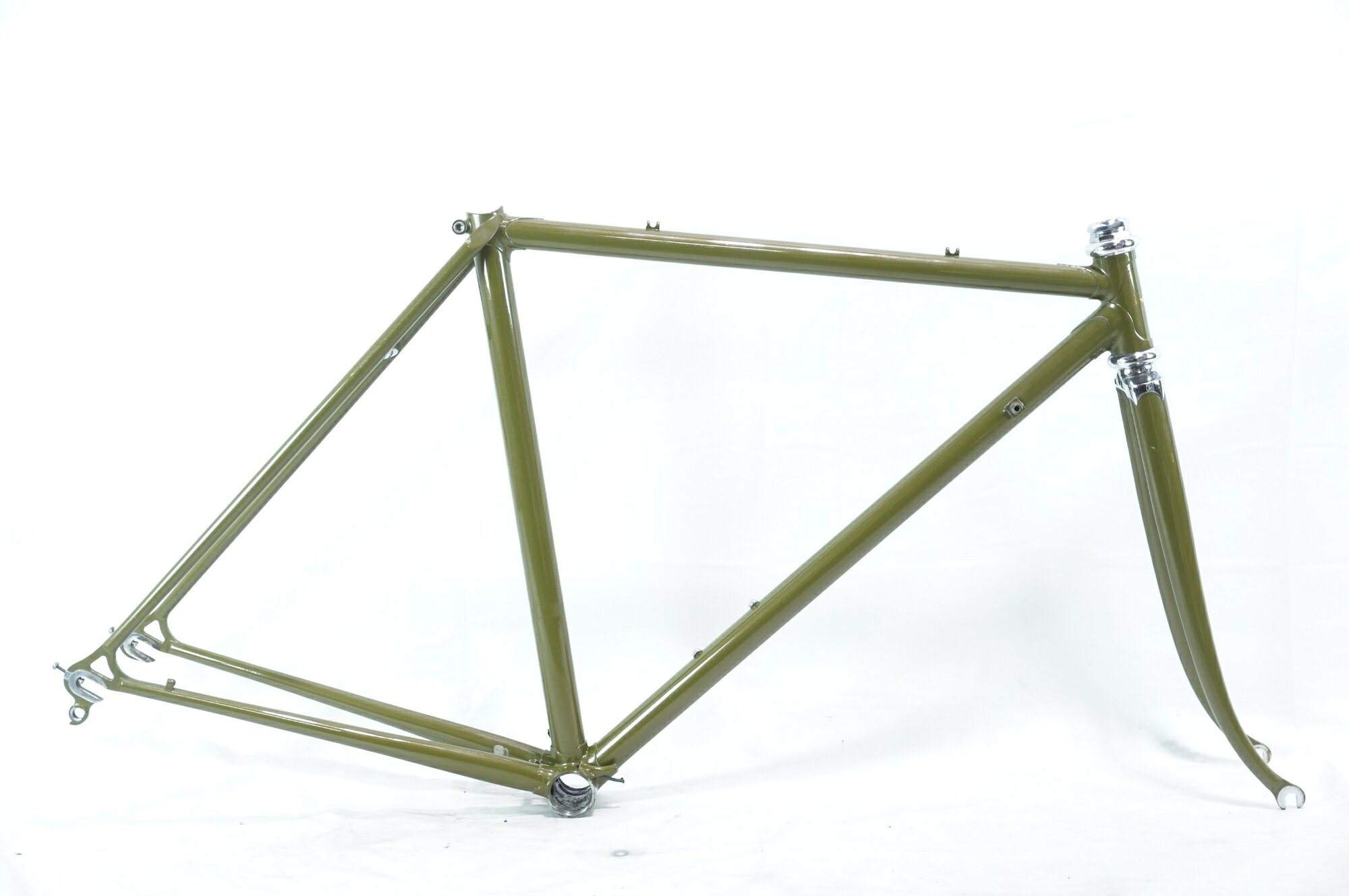 ■商品情報 サイズ：不明 トップ長(C-C)：約500mm (実測値) シート長(C-T)：約470mm (実測値) ヘッド長：約mm (実測値) 適応身長：約160-170cm (目安) 重量：約2.6kg フレーム：クロモリ フォーク：クロモリ ジャンル：ロードバイク コラム長：約mm エンド幅 F：100mm エンド幅 R：120mm 対応ブレーキ：キャリパーブレーキ ホイールサイズ：700c BB規格：JIS シートポスト径：27.0 その他付属品：なし (掲載されている画像の物が全てになります) ■状態 ・使用に伴うキズ、汚れ等がございます。 ■注意事項【在庫について】 在庫管理は細心の注意を払い行なっておりますが、システムの都合により在庫有と表記の商品につきましても、実在庫の反映との時間差により在庫が無い場合がございます。弊社はそれに伴う全てにおいて一切の責任は負いかねます事、何卒ご了承くださいませ。ご注文頂きました商品のご用意が出来かねました場合は、お電話とメールにてキャンセルご承諾お願いのご連絡をさせて頂きます。【掲載画像について】撮影方法やお客様の閲覧環境により、実際の商品とは違った色の見え方となる場合がございます。上記理由による返品、変更、キャンセルは一切お受け致しかねますまたシステム等の不備により、商品ページに別商品が含まれている、別カラー・仕様が掲載されている、商品情報に誤表記がある場合がございますご不明点がございましたら必ずご注文前にお問い合わせくださいませ。