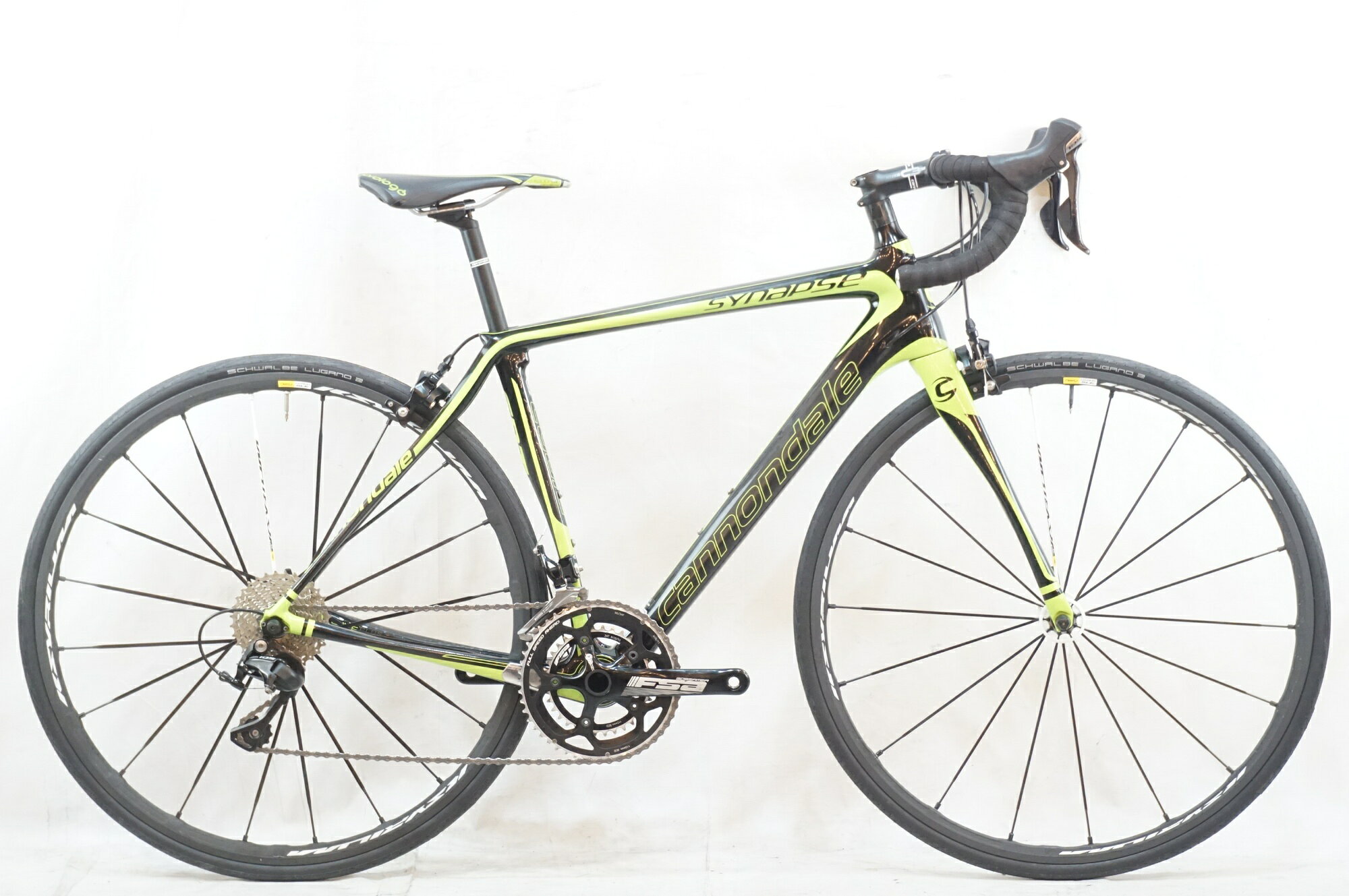 ■商品情報 メーカーサイズ:51 シートチューブ(C-T):460mm トップチューブ(C-C):524mm(ホリゾンタル換算) 適応身長:165-175cm(目安) 重量:約8.1kg フレーム材質:カーボン フロントフォーク:カーボン メインコンポ:SHIMANO 105 5800 クランク:50-34T 170mm スプロケット:11-32T シートポスト:25.4mm ハンドル:410mm ステム:90mm ホイール:MAVIC KSYRIUM SLE タイヤ:700x25C 変速段数:2x11 付属品:なし(ペダル付属なし) ■状態 全体的にキズやヨゴレ、使用感がございます。 フロントハブにガタツキがございます。 金属パーツ全般にサビがございます。 サドルにスレがございます。 ブラケットカバーが劣化しております。 ■注意事項【在庫について】 在庫管理は細心の注意を払い行なっておりますが、システムの都合により在庫有と表記の商品につきましても、実在庫の反映との時間差により在庫が無い場合がございます。弊社はそれに伴う全てにおいて一切の責任は負いかねます事、何卒ご了承くださいませ。ご注文頂きました商品のご用意が出来かねました場合は、お電話とメールにてキャンセルご承諾お願いのご連絡をさせて頂きます。【掲載画像について】撮影方法やお客様の閲覧環境により、実際の商品とは違った色の見え方となる場合がございます。上記理由による返品、変更、キャンセルは一切お受け致しかねますまたシステム等の不備により、商品ページに別商品が含まれている、別カラー・仕様が掲載されている、商品情報に誤表記がある場合がございますご不明点がございましたら必ずご注文前にお問い合わせくださいませ。