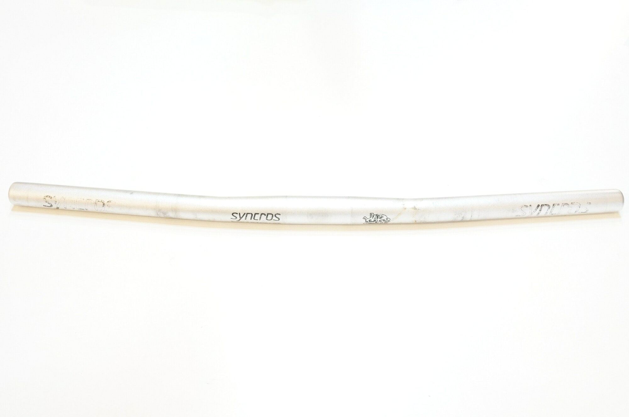 ■詳細 ・ハンドルクランプ径：25.4mm ・ハンドル幅：555mm(実測値)■状態・使用に伴う小キズ、ヨゴレ等がございます。【付属品】※画像に掲載している物で全てでございます。※商品の一部でも画像に無いものは欠品となり、返品返金は致しかねます為ご注意ください。 ■注意事項【在庫について】 在庫管理は細心の注意を払い行なっておりますが、システムの都合により在庫有と表記の商品につきましても、実在庫の反映との時間差により在庫が無い場合がございます。弊社はそれに伴う全てにおいて一切の責任は負いかねます事、何卒ご了承くださいませ。ご注文頂きました商品のご用意が出来かねました場合は、お電話とメールにてキャンセルご承諾お願いのご連絡をさせて頂きます。【掲載画像について】撮影方法やお客様の閲覧環境により、実際の商品とは違った色の見え方となる場合がございます。上記理由による返品、変更、キャンセルは一切お受け致しかねますまたシステム等の不備により、商品ページに別商品が含まれている、別カラー・仕様が掲載されている、商品情報に誤表記がある場合がございますご不明点がございましたら必ずご注文前にお問い合わせくださいませ。