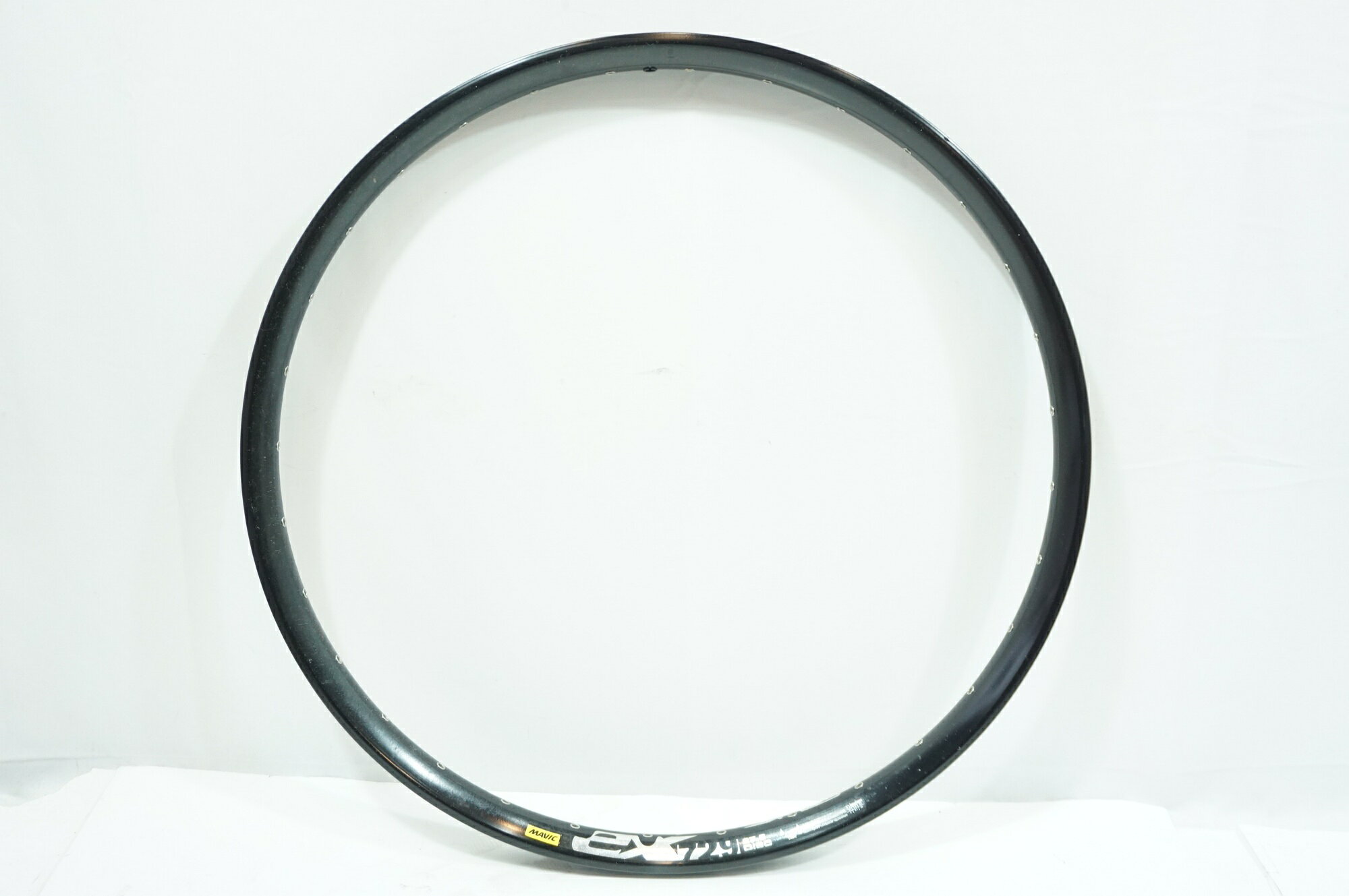 ■商品情報 サイズ：27.5インチ（584） リム幅：C29 リムタイプ：クリンチャー ブレーキタイプ：ディスクブレーキ 重量：約600g（写真の状態での実測値） ■状態 ・使用に伴う小キズ、スレがございます。 ■注意事項【在庫について】 在庫管理は細心の注意を払い行なっておりますが、システムの都合により在庫有と表記の商品につきましても、実在庫の反映との時間差により在庫が無い場合がございます。弊社はそれに伴う全てにおいて一切の責任は負いかねます事、何卒ご了承くださいませ。ご注文頂きました商品のご用意が出来かねました場合は、お電話とメールにてキャンセルご承諾お願いのご連絡をさせて頂きます。【掲載画像について】撮影方法やお客様の閲覧環境により、実際の商品とは違った色の見え方となる場合がございます。上記理由による返品、変更、キャンセルは一切お受け致しかねますまたシステム等の不備により、商品ページに別商品が含まれている、別カラー・仕様が掲載されている、商品情報に誤表記がある場合がございますご不明点がございましたら必ずご注文前にお問い合わせくださいませ。