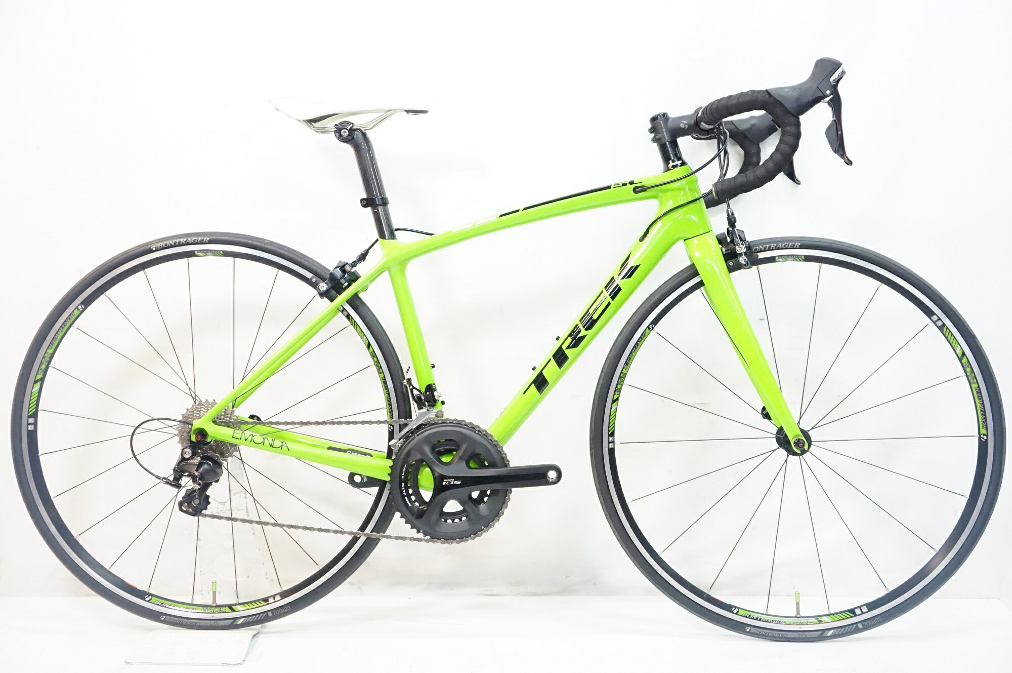 ■商品情報 サイズ: 47 トップチューブ(C-C): 513mm(水平換算) 適応身長: 約152-159cm(目安) 重量: 約7.8kg フレーム/フォーク: カーボン 変速: SHIMANO 105 5800 2x11段 (純正構成と思われます) ブレーキ: SHIMANO 105 5800 ホイール: 純正 BONTRAGER タイヤ: 700x23C 付属品: なし (ペダル付属なし) ■状態 若干の小傷はございますが、使用感は非常に少なく、保管状態も良好に見受けられます。 RDのケーブル受け付近に塗装割れがございます。フレーム自体のクラックではございません。 タイヤは当時の純正装着品と思われます。 明らかな減りやひび割れは見受けられませんが、走行により早期に劣化が生じる可能性もございますので、必要に応じて交換が推奨される状態とお考えください。 バーテープとチェーンを新品に交換済みです。 ■注意事項【在庫について】 在庫管理は細心の注意を払い行なっておりますが、システムの都合により在庫有と表記の商品につきましても、実在庫の反映との時間差により在庫が無い場合がございます。弊社はそれに伴う全てにおいて一切の責任は負いかねます事、何卒ご了承くださいませ。ご注文頂きました商品のご用意が出来かねました場合は、お電話とメールにてキャンセルご承諾お願いのご連絡をさせて頂きます。【掲載画像について】撮影方法やお客様の閲覧環境により、実際の商品とは違った色の見え方となる場合がございます。上記理由による返品、変更、キャンセルは一切お受け致しかねますまたシステム等の不備により、商品ページに別商品が含まれている、別カラー・仕様が掲載されている、商品情報に誤表記がある場合がございますご不明点がございましたら必ずご注文前にお問い合わせくださいませ。