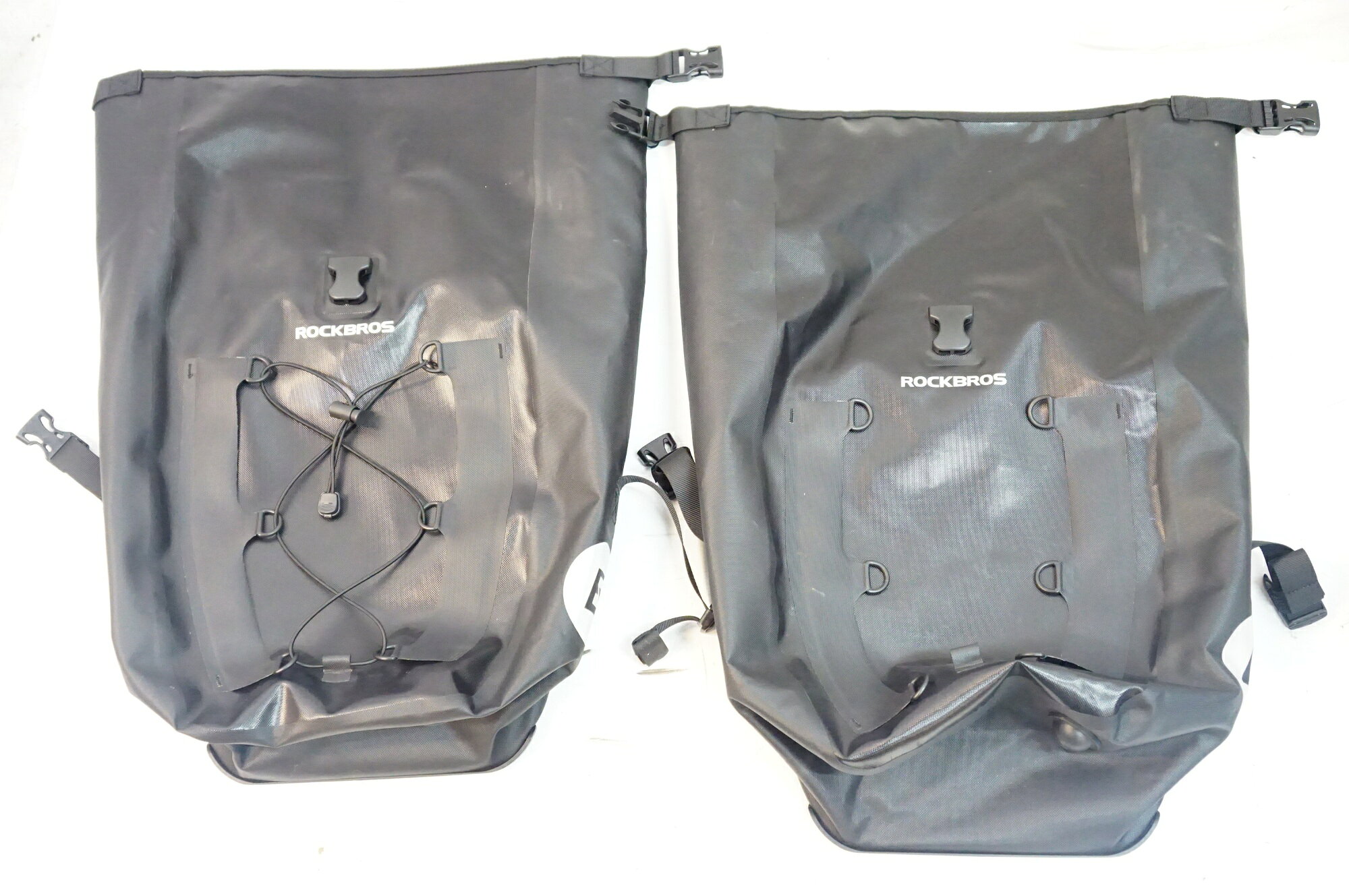 ■商品情報 ・容量27L ・2個セット ■状態 ・片側のゴムバンドが欠品しております。 ・特に目立つ傷はありませんが、使用感、使用に伴う小傷がございます。 ■付属品 ・掲載しているものが全てになります。 ■注意事項【在庫について】 在庫管理は細心の注意を払い行なっておりますが、システムの都合により在庫有と表記の商品につきましても、実在庫の反映との時間差により在庫が無い場合がございます。弊社はそれに伴う全てにおいて一切の責任は負いかねます事、何卒ご了承くださいませ。ご注文頂きました商品のご用意が出来かねました場合は、お電話とメールにてキャンセルご承諾お願いのご連絡をさせて頂きます。【掲載画像について】撮影方法やお客様の閲覧環境により、実際の商品とは違った色の見え方となる場合がございます。上記理由による返品、変更、キャンセルは一切お受け致しかねますまたシステム等の不備により、商品ページに別商品が含まれている、別カラー・仕様が掲載されている、商品情報に誤表記がある場合がございますご不明点がございましたら必ずご注文前にお問い合わせくださいませ。