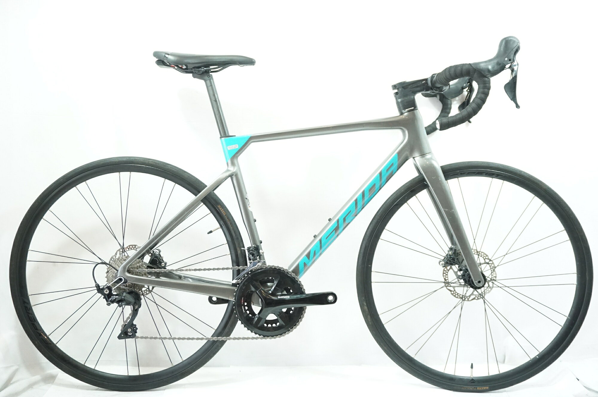 ■商品情報 メーカーサイズ:S シートチューブ(C-T): 480mm トップチューブ(C-C):545mm(ホリゾンタル換算) 適応身長:170-180cm(目安) 重量:約8.7kg フレーム材質:カーボン フロントフォーク:カーボン メインコンポ:SHIMANO 105 R7000 フロントディレイラー:SHIMANO 105 R7000 リアディレイラー:SHIMANO 105 R7000 ブレーキ:SHIMANO 105 R7000 クランク:SHIMANO FC-RS510 50-34T 170mm スプロケット:SHIMANO 105 R7000 11-30T シートポスト:純正 27.2mm ハンドル:純正 400mm ステム:純正 100mm サドル:純正 ホイール:純正 タイヤ:700x25C 変速段数:2x11 付属品:なし(ペダル付属なし) ■状態 ・全体的にキズやヨゴレ、使用感が強いです。 ・全体的にフレーム・ホイールにキズがございます。 ・シフトアウターケーブルに擦り傷がございます。 ・消耗品に使用感がございます。 ■注意事項【在庫について】 在庫管理は細心の注意を払い行なっておりますが、システムの都合により在庫有と表記の商品につきましても、実在庫の反映との時間差により在庫が無い場合がございます。弊社はそれに伴う全てにおいて一切の責任は負いかねます事、何卒ご了承くださいませ。ご注文頂きました商品のご用意が出来かねました場合は、お電話とメールにてキャンセルご承諾お願いのご連絡をさせて頂きます。【掲載画像について】撮影方法やお客様の閲覧環境により、実際の商品とは違った色の見え方となる場合がございます。上記理由による返品、変更、キャンセルは一切お受け致しかねますまたシステム等の不備により、商品ページに別商品が含まれている、別カラー・仕様が掲載されている、商品情報に誤表記がある場合がございますご不明点がございましたら必ずご注文前にお問い合わせくださいませ。