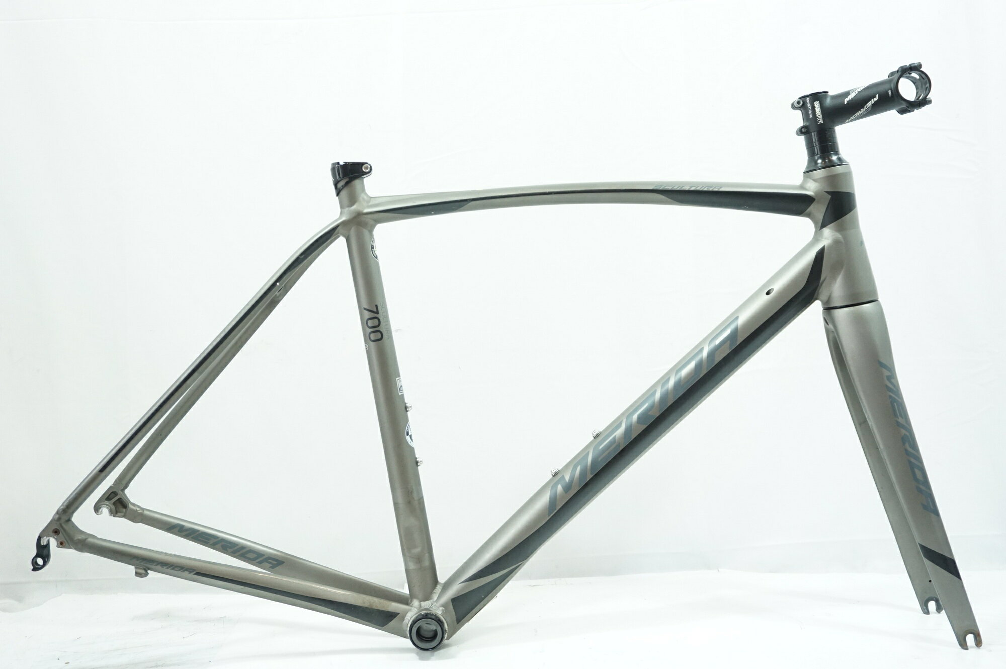 ■商品情報 メーカーサイズ：52 トップチューブ(C-C):約545mm シートチューブ(C-T):約520mm(実測) 適応身長:170-180cm(目安) 重量：約2200g フレーム材質：アルミ フロントフォーク：カーボン ジャンル：ロードバイク ステム：純正 100mm エンド幅 F：100mm エンド幅 R：130mm 対応ブレーキ：リムブレーキ ホイールサイズ：700c BB規格：SHIMANO JIS ■状態 ・使用に伴うキズ、ヨゴレがございます。 ・塗装が剥げている箇所がございます。 ・各ボルトにサビがございます。 ■注意事項【在庫について】 在庫管理は細心の注意を払い行なっておりますが、システムの都合により在庫有と表記の商品につきましても、実在庫の反映との時間差により在庫が無い場合がございます。弊社はそれに伴う全てにおいて一切の責任は負いかねます事、何卒ご了承くださいませ。ご注文頂きました商品のご用意が出来かねました場合は、お電話とメールにてキャンセルご承諾お願いのご連絡をさせて頂きます。【掲載画像について】撮影方法やお客様の閲覧環境により、実際の商品とは違った色の見え方となる場合がございます。上記理由による返品、変更、キャンセルは一切お受け致しかねますまたシステム等の不備により、商品ページに別商品が含まれている、別カラー・仕様が掲載されている、商品情報に誤表記がある場合がございますご不明点がございましたら必ずご注文前にお問い合わせくださいませ。