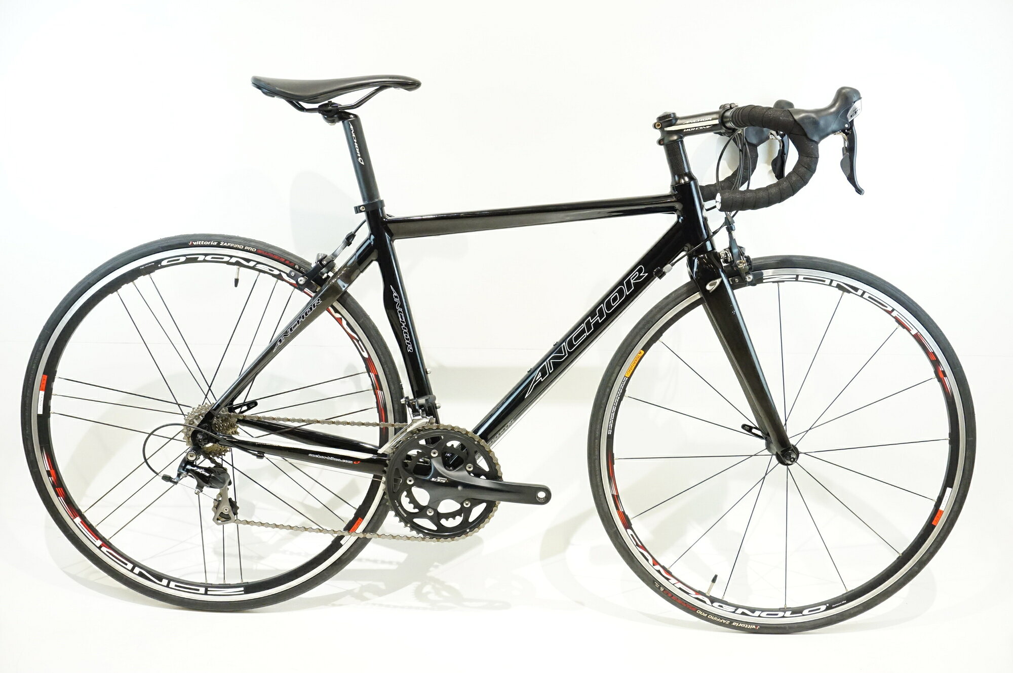 ■商品情報 メーカーサイズ:49 シートチューブ(C-T): 490mm トップチューブ(C-C):535mm(ホリゾンタル換算) 適応身長:165-175cm(目安) 重量:約8.4kg フレーム材質:アルミ+カーボン フロントフォーク:カーボン メインコンポ:SHIMANO 105 5700 クランク:50-34T 170mm スプロケット:SHIMANO ULTEGRA 6700 12-25T ハンドル:400mm ステム:100mm サドル:FABRIC ホイール:CAMPAGNOLO ZONDA 2-WAY FIT C15(定価92,880円) タイヤ:700x25C 変速段数:2x10 付属品:なし(ペダル付属なし) ■状態 使用に伴うキズやヨゴレがございますが、全体的に使用感は少なく状態良好です。 バーテープを新品に交換しています。 掲載画像以外にも細かい傷や多少の汚れがございます。 ■注意事項【在庫について】 在庫管理は細心の注意を払い行なっておりますが、システムの都合により在庫有と表記の商品につきましても、実在庫の反映との時間差により在庫が無い場合がございます。弊社はそれに伴う全てにおいて一切の責任は負いかねます事、何卒ご了承くださいませ。ご注文頂きました商品のご用意が出来かねました場合は、お電話とメールにてキャンセルご承諾お願いのご連絡をさせて頂きます。【掲載画像について】撮影方法やお客様の閲覧環境により、実際の商品とは違った色の見え方となる場合がございます。上記理由による返品、変更、キャンセルは一切お受け致しかねますまたシステム等の不備により、商品ページに別商品が含まれている、別カラー・仕様が掲載されている、商品情報に誤表記がある場合がございますご不明点がございましたら必ずご注文前にお問い合わせくださいませ。