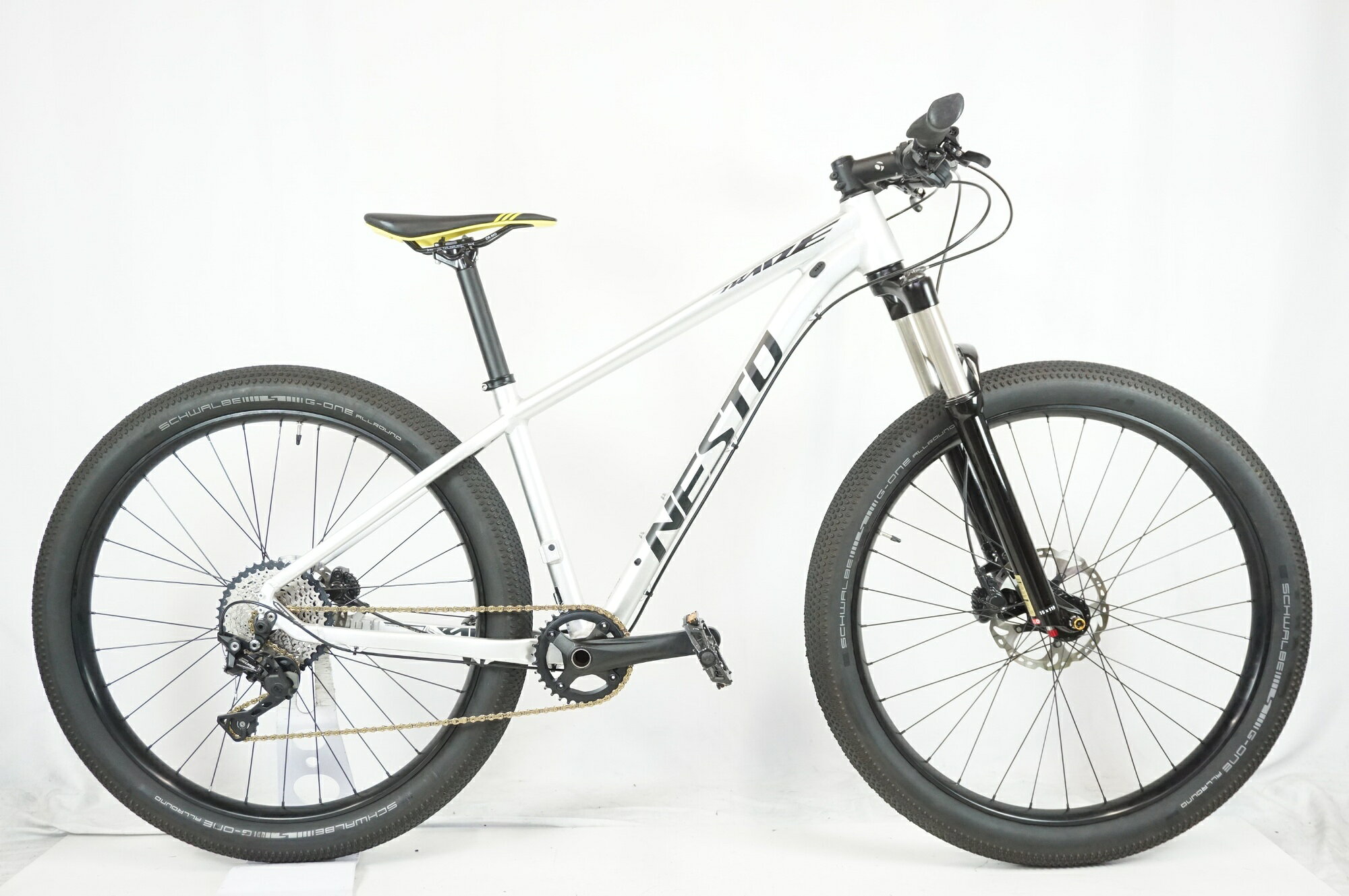 ■商品情報 メーカーサイズ:16 シートチューブ(C-T): 406mm トップチューブ(C-C):580mm(ホリゾンタル換算) 適応身長:160-175cm(目安) 重量:約14kg フレーム材質:アルミ フロントフォーク:サスペンション シフター:SHIMANO SL-M6000 リアディレイラー:SHIMANO RD-M6000 ブレーキ:SHIMANO BR-M6000 クランク:純正 34T 175mm スプロケット:SHIMANO 11-42T シートポスト:純正 30.9mm ハンドル:不明 540mm ステム:BONTRAGER 90mm サドル:純正 ホイール:純正 タイヤ:27.5x2.80 変速段数:1x10 付属品:ペダル ■状態 ・整備済みの車体でございます。 ・使用に伴う傷等はございますが、各部動作良好な状態です。 ※掲載画像以外にもキズや汚れはございますが、写真の掲載可能枚数の都合上、目立つ箇所を優先的に抜粋しております。■配送方法 ※アートセッティングデリバリー家財おまかせ便での配送となります。 ■注意事項【在庫について】 在庫管理は細心の注意を払い行なっておりますが、システムの都合により在庫有と表記の商品につきましても、実在庫の反映との時間差により在庫が無い場合がございます。弊社はそれに伴う全てにおいて一切の責任は負いかねます事、何卒ご了承くださいませ。ご注文頂きました商品のご用意が出来かねました場合は、お電話とメールにてキャンセルご承諾お願いのご連絡をさせて頂きます。【掲載画像について】撮影方法やお客様の閲覧環境により、実際の商品とは違った色の見え方となる場合がございます。上記理由による返品、変更、キャンセルは一切お受け致しかねますまたシステム等の不備により、商品ページに別商品が含まれている、別カラー・仕様が掲載されている、商品情報に誤表記がある場合がございますご不明点がございましたら必ずご注文前にお問い合わせくださいませ。