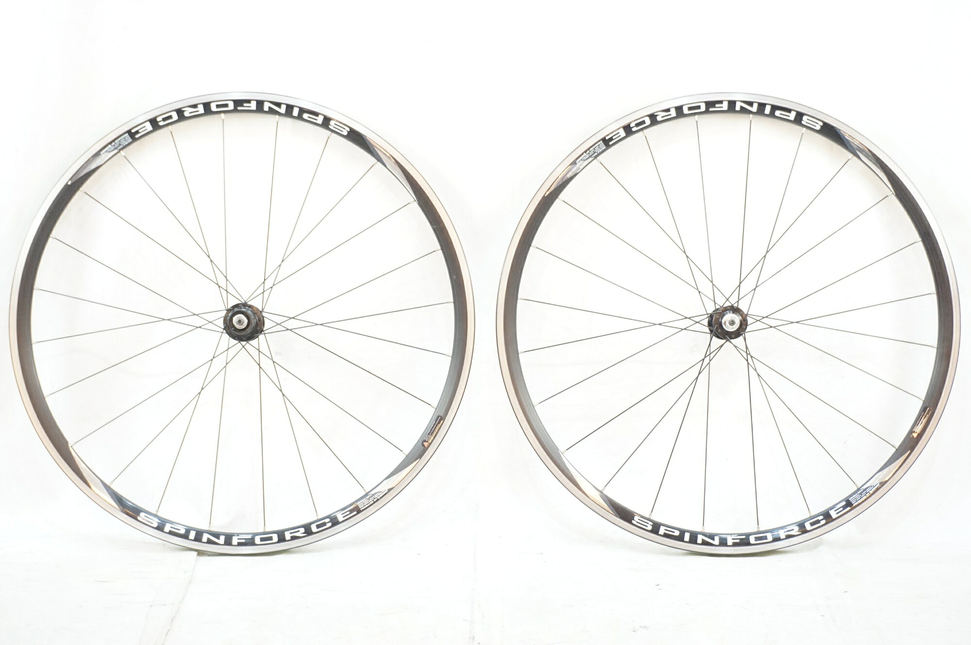 ■商品情報 サイズ：700C リム幅：16mm リムタイプ：クリンチャー フリータイプ：SHIMANO 8-10S 重量 F：約1000g (タイヤなし) 重量 R：約1200g (タイヤなし) エンド幅 F：100mm エンド幅 R：130mm ブレーキタイプ：リムブレーキ その他付属品：なし ■状態 使用に伴うキズ、ヨゴレ等がございます。 前後共に1ミリ程度の振れがございます。 リアハブに回転抵抗がございます。 デカールに劣化、剥がれがございます。 ■注意事項【在庫について】 在庫管理は細心の注意を払い行なっておりますが、システムの都合により在庫有と表記の商品につきましても、実在庫の反映との時間差により在庫が無い場合がございます。弊社はそれに伴う全てにおいて一切の責任は負いかねます事、何卒ご了承くださいませ。ご注文頂きました商品のご用意が出来かねました場合は、お電話とメールにてキャンセルご承諾お願いのご連絡をさせて頂きます。【掲載画像について】撮影方法やお客様の閲覧環境により、実際の商品とは違った色の見え方となる場合がございます。上記理由による返品、変更、キャンセルは一切お受け致しかねますまたシステム等の不備により、商品ページに別商品が含まれている、別カラー・仕様が掲載されている、商品情報に誤表記がある場合がございますご不明点がございましたら必ずご注文前にお問い合わせくださいませ。